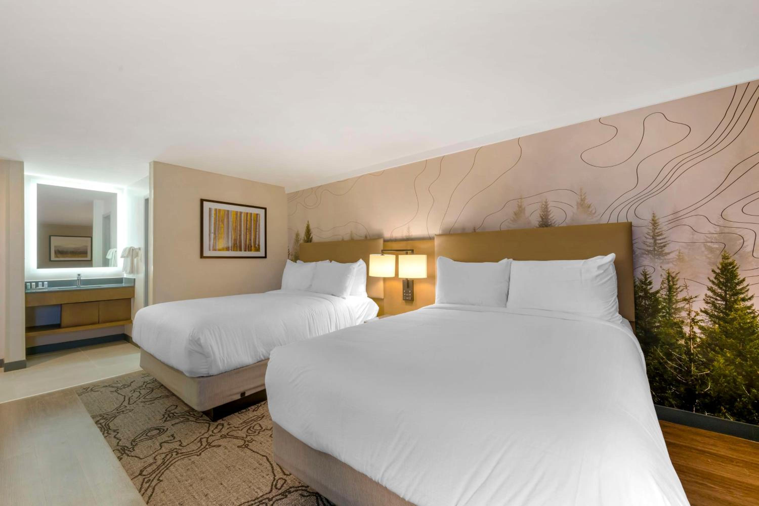 Queen Room with Two Queen Beds photo 3