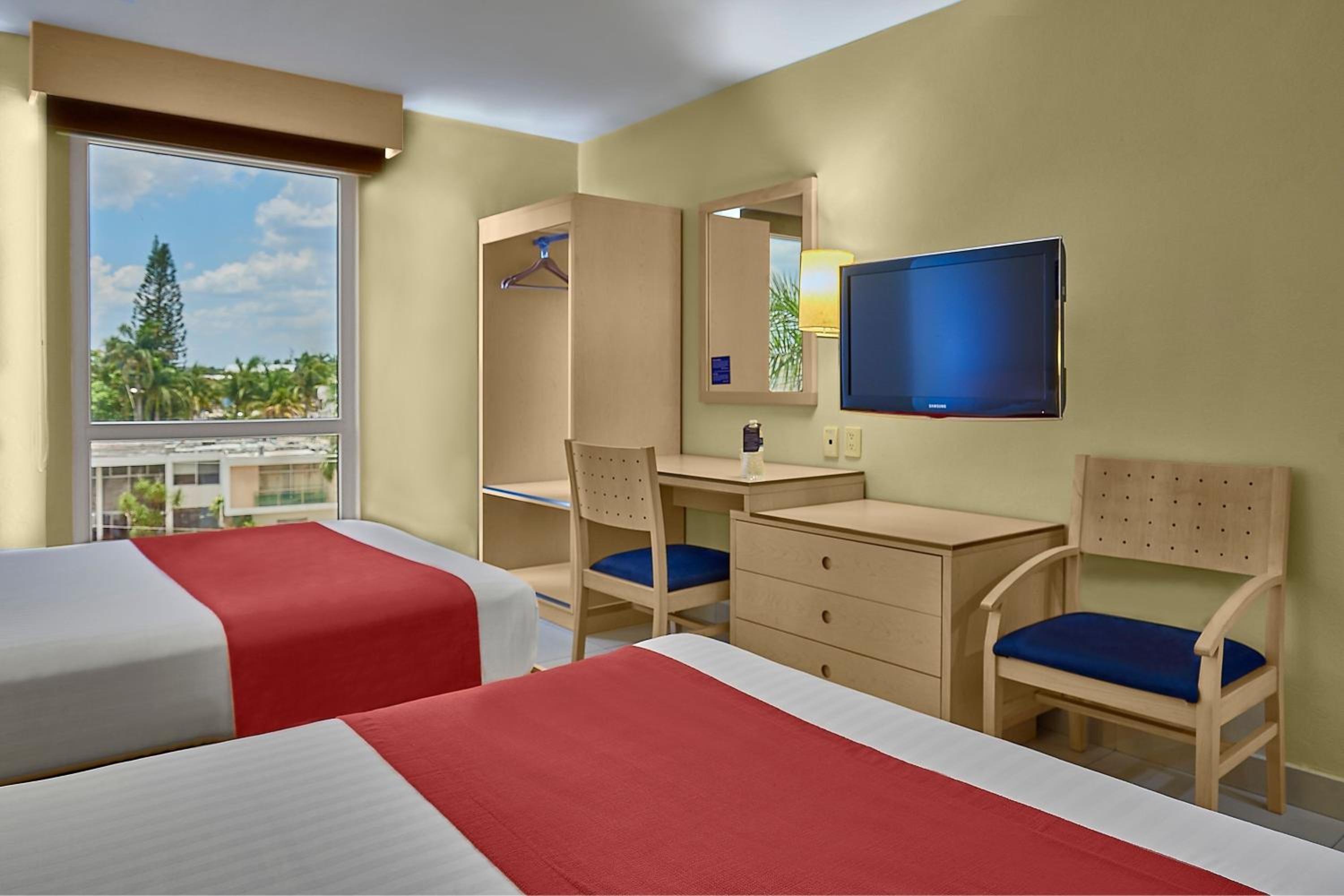 Double Room with Two Double Beds - Photo 2