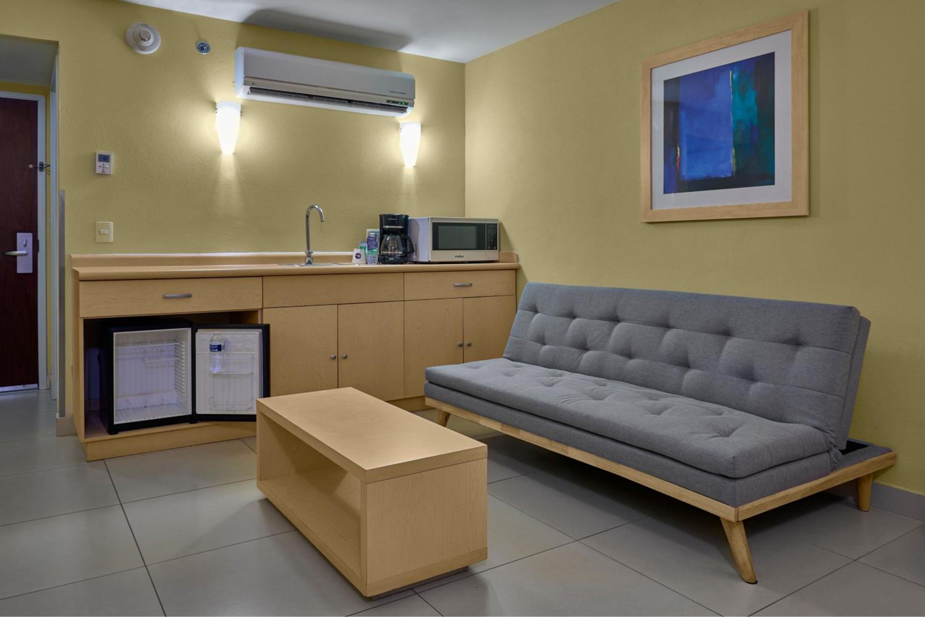 Queen Suite with Sofa Bed - Photo 3
