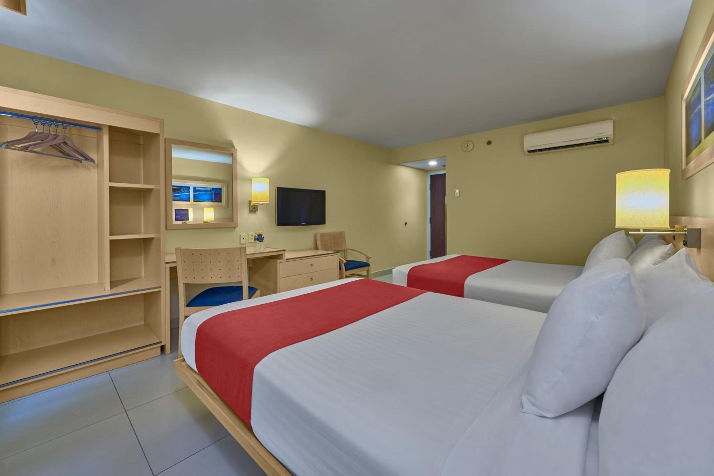 Double Room with Two Double Beds - Photo 3