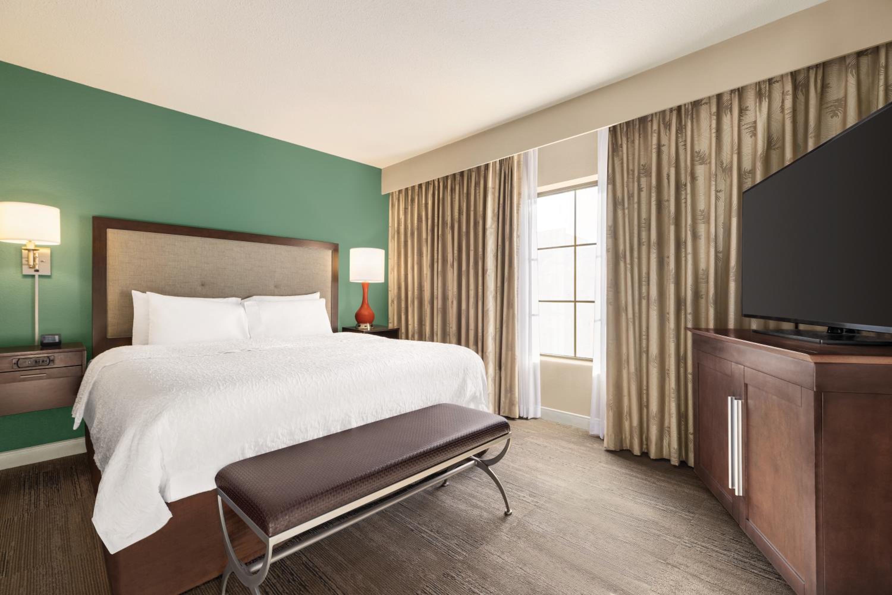 One-Bedroom King Suite - Non-Smoking - Photo 2