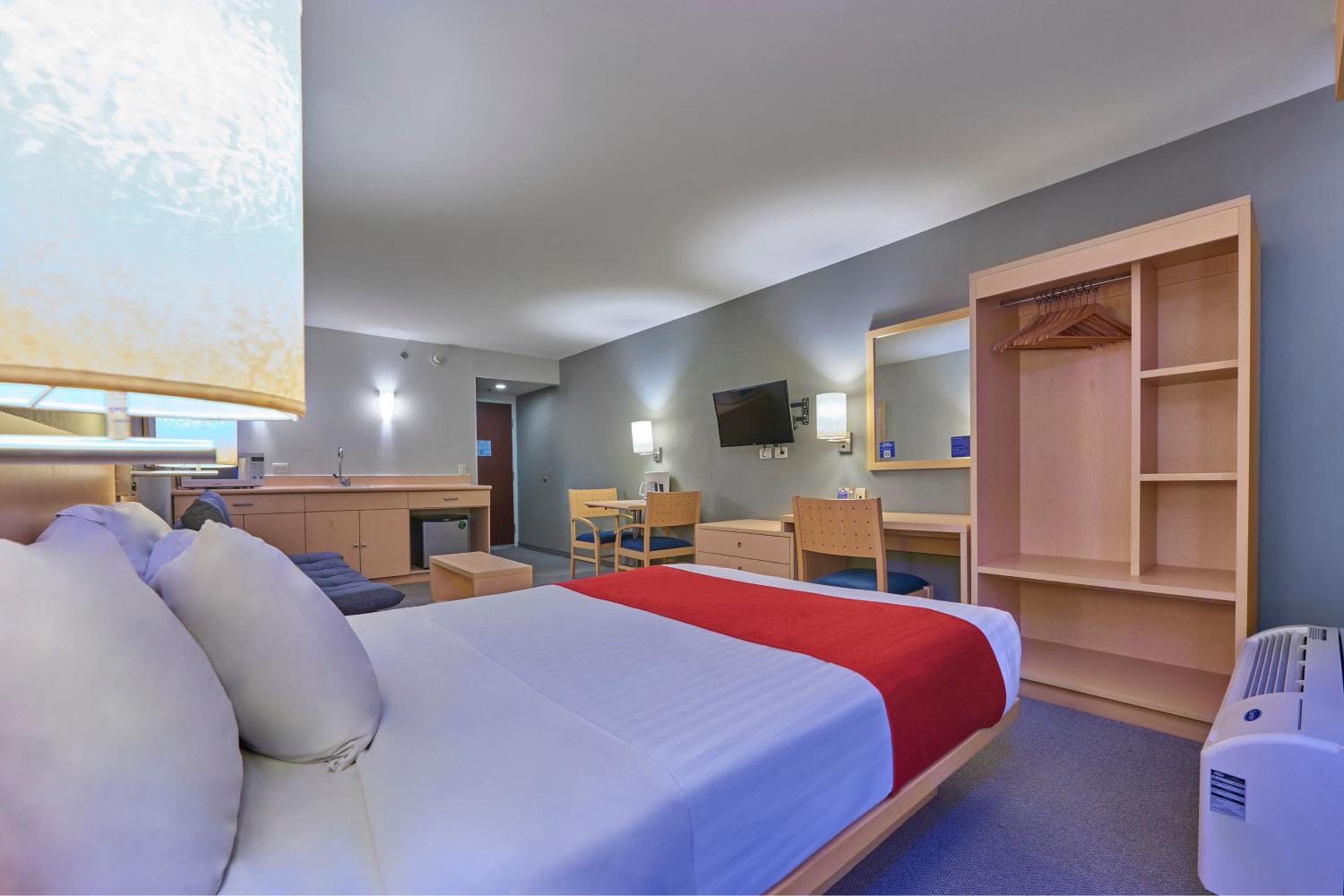 Queen Suite with Sofa Bed - Photo 5