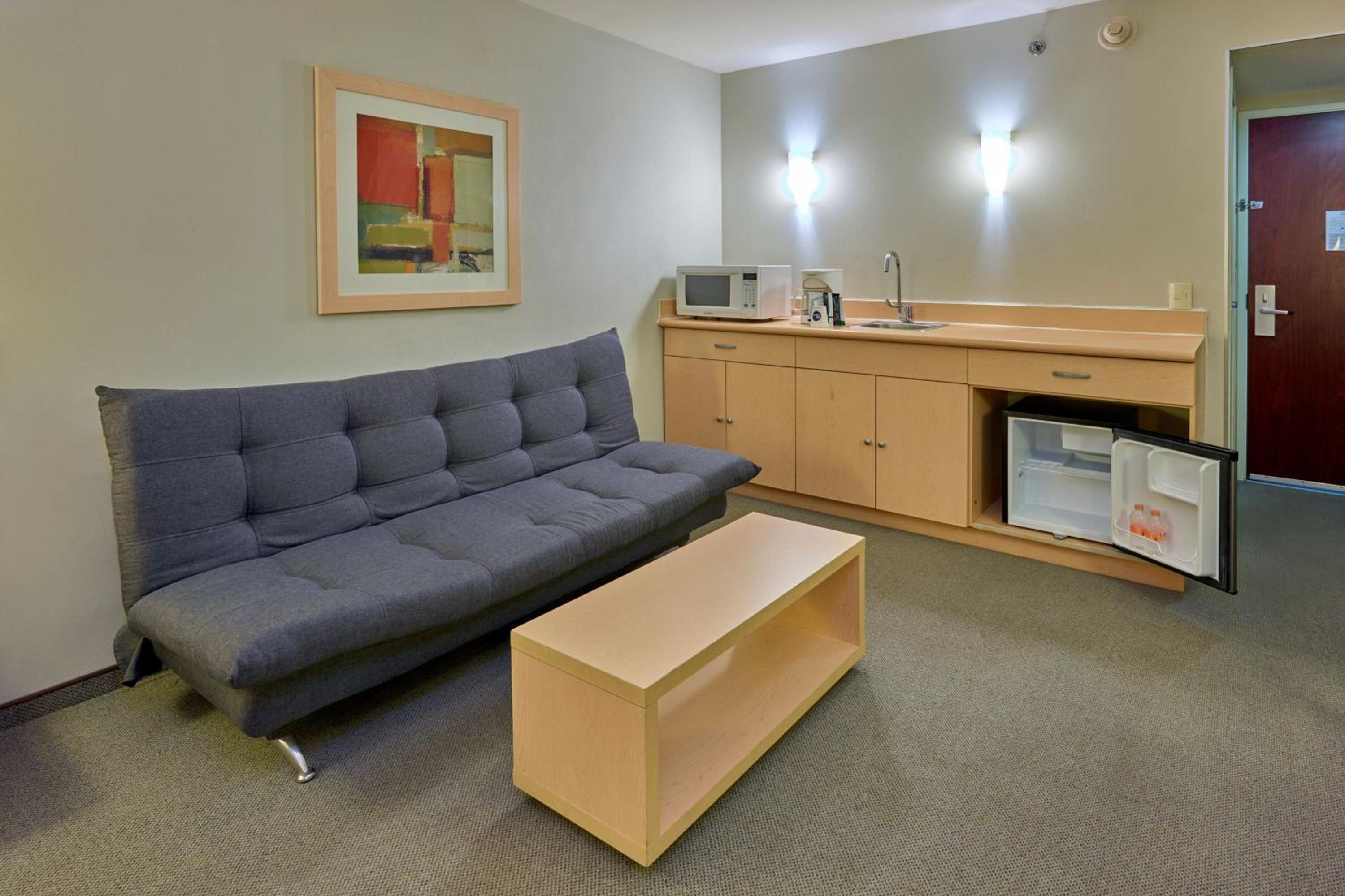 Queen Suite with Sofa Bed - Photo 4