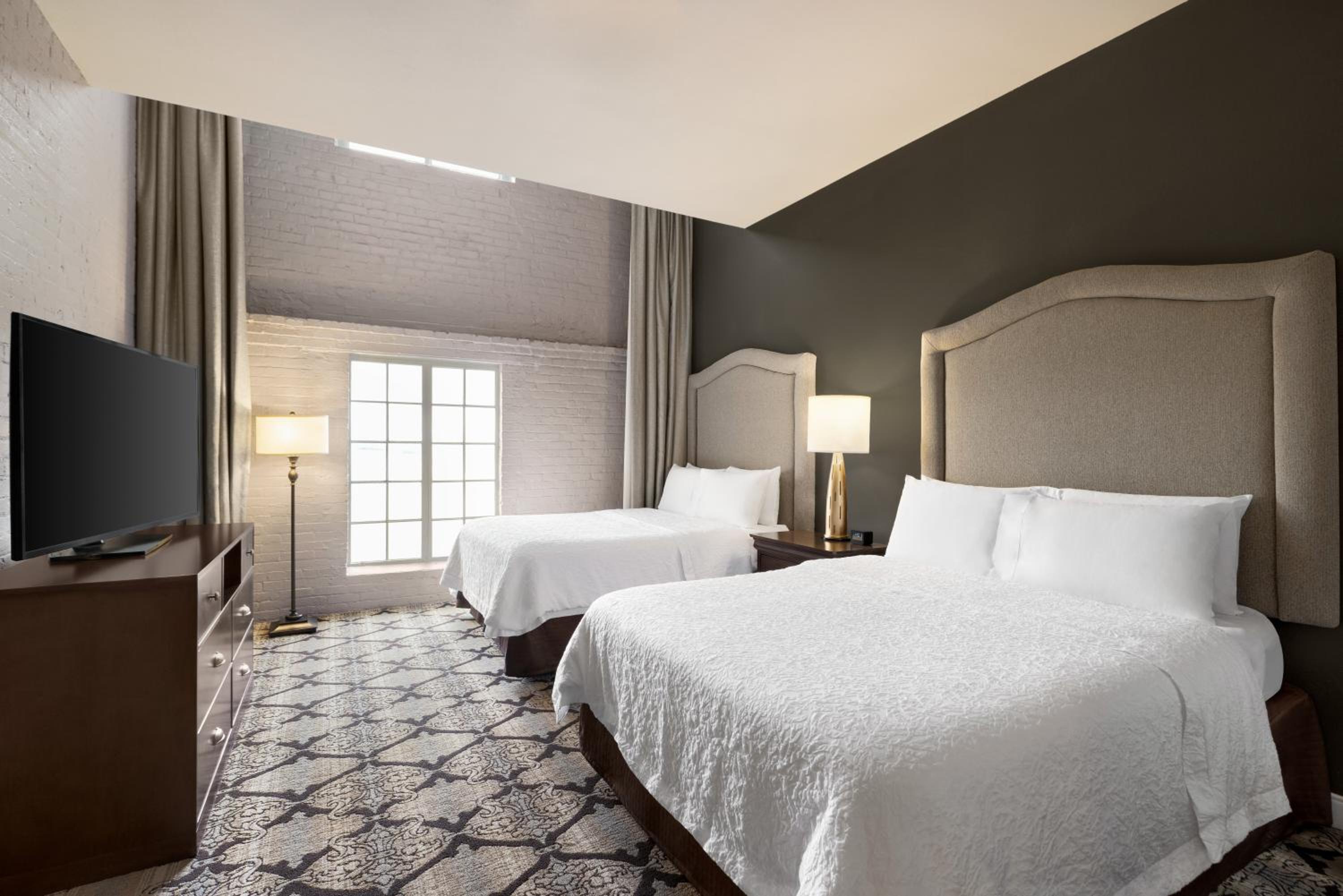 Deluxe Queen Room with Two Queen Beds - Photo 3