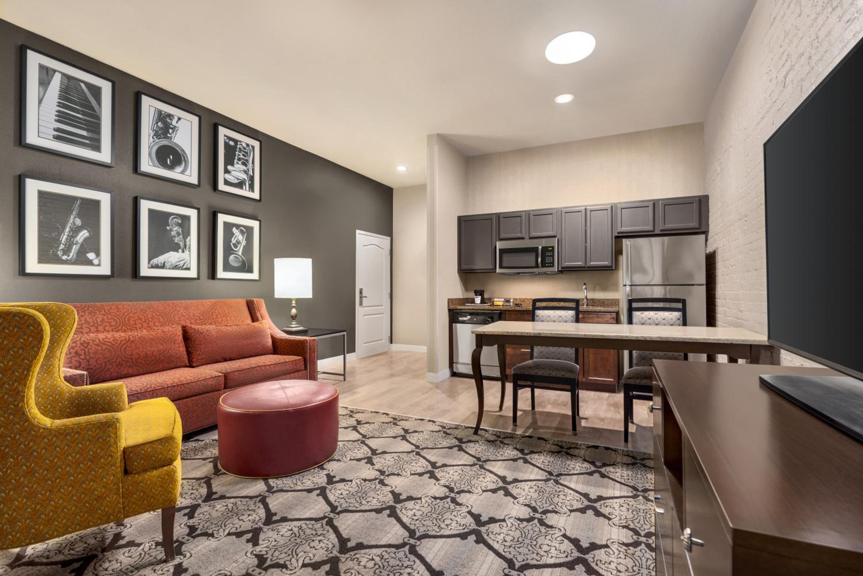 Deluxe Junior King Suite with Wetbar - Photo 4