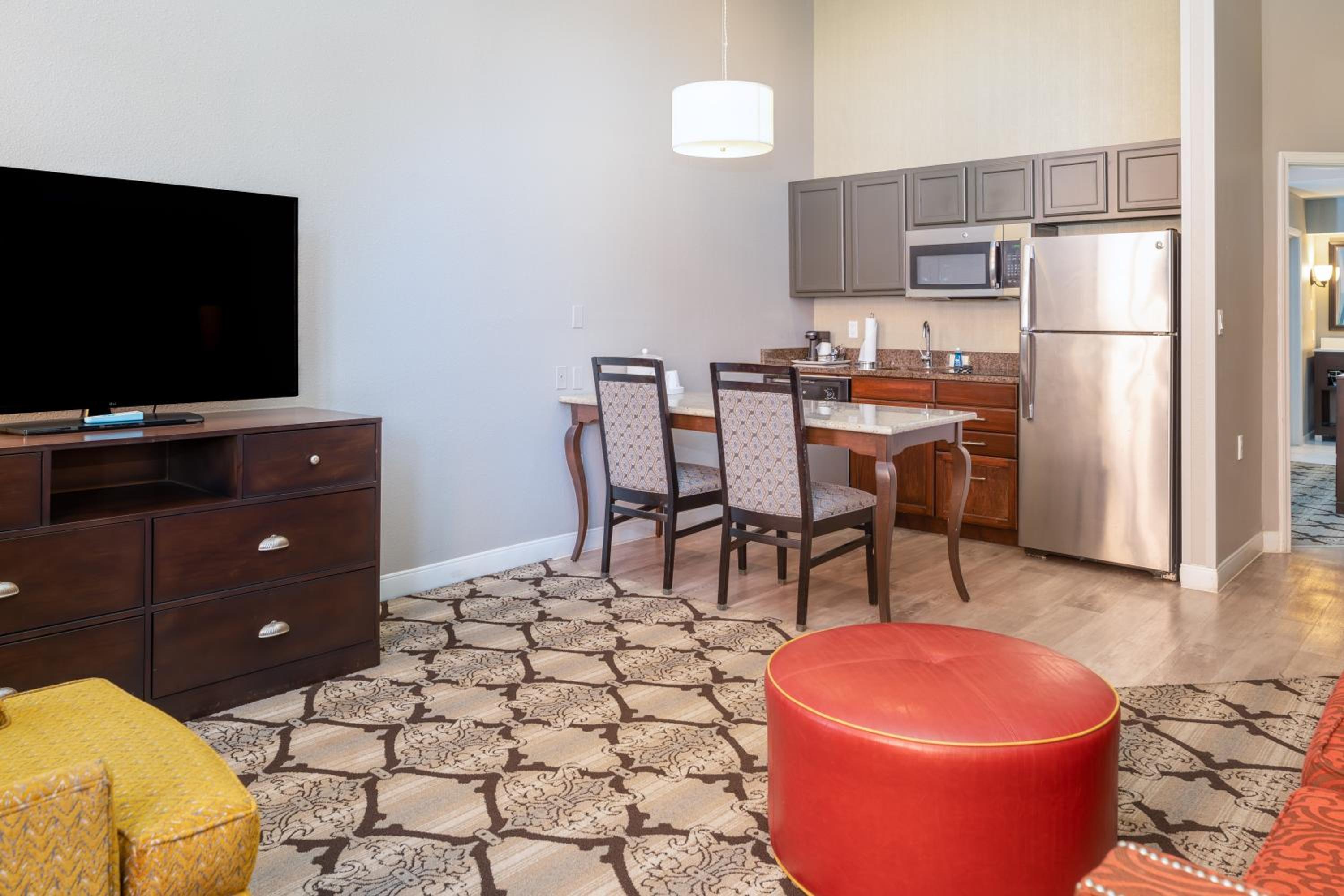 Deluxe Corner King Studio Suite with Kitchen - Photo 3