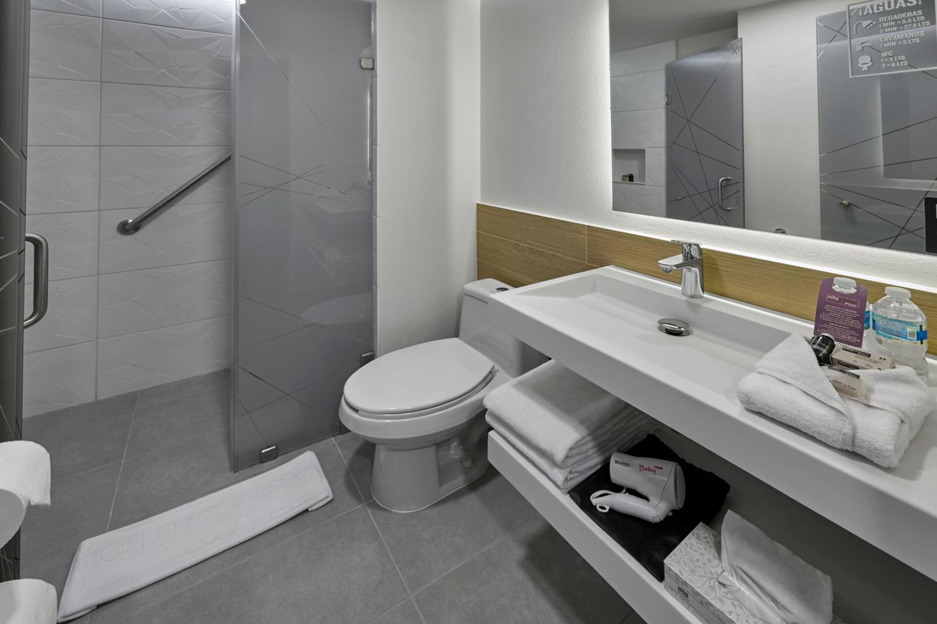 Queen Room - Photo 2