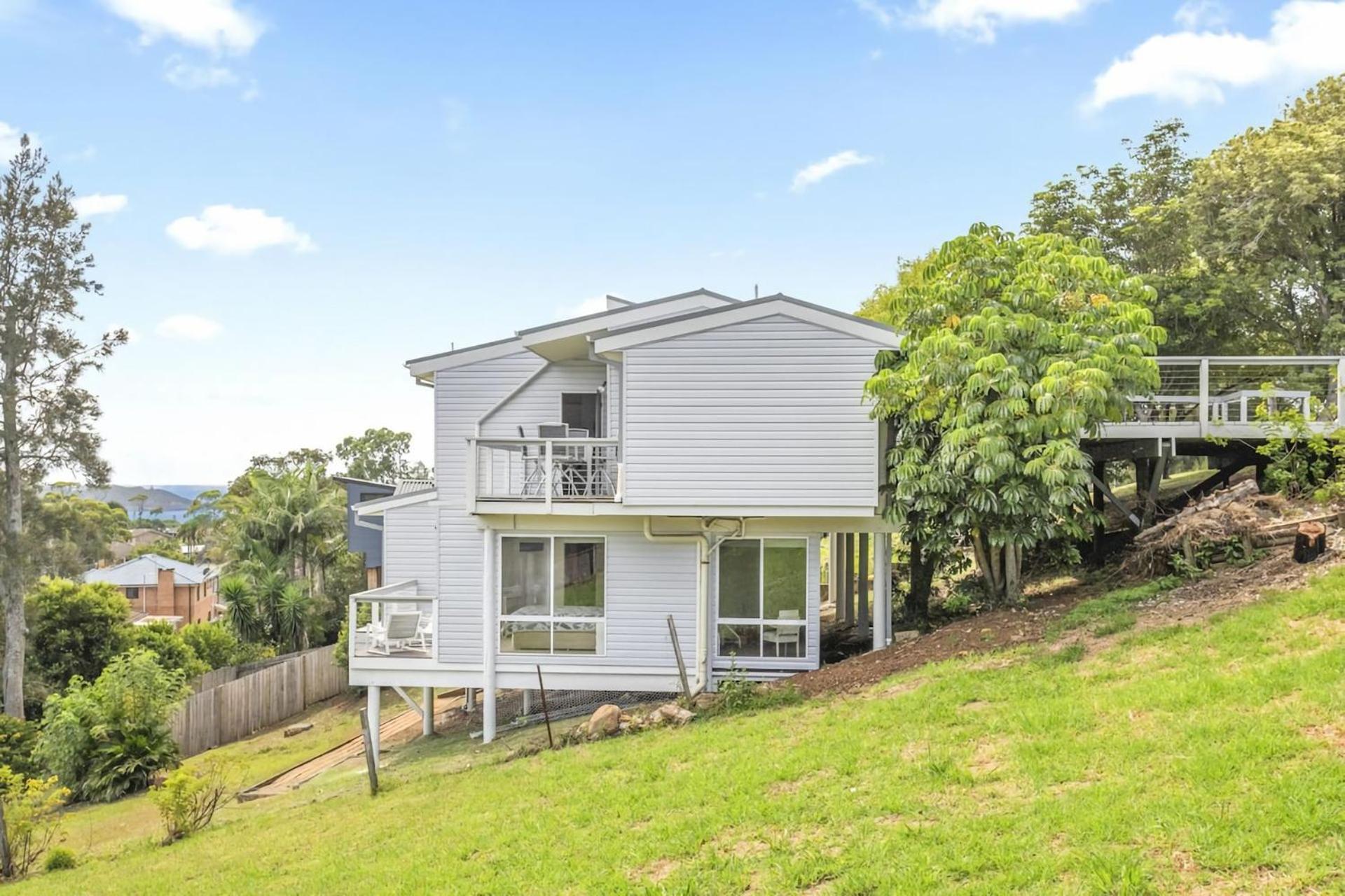 Five-Bedroom House photo 3