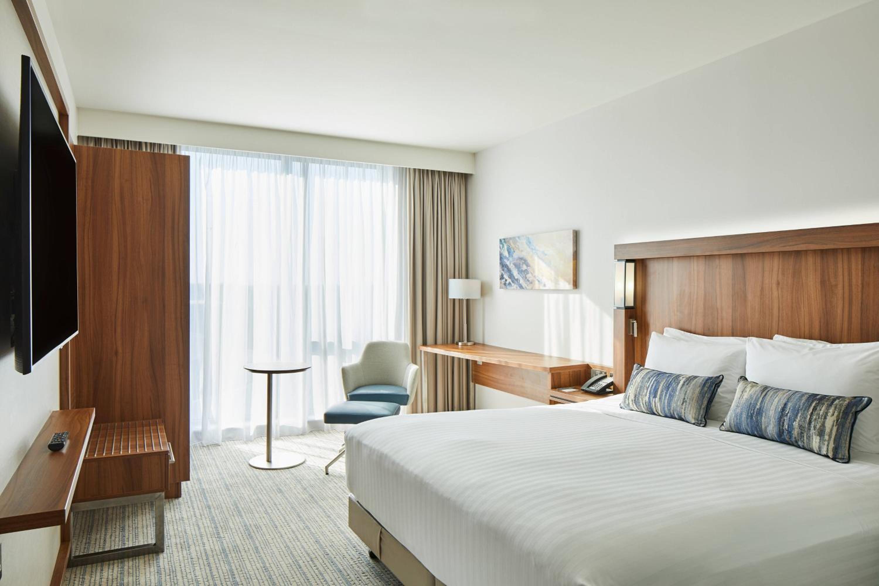 Superior Room, Guest Room, Airport View - Photo 4