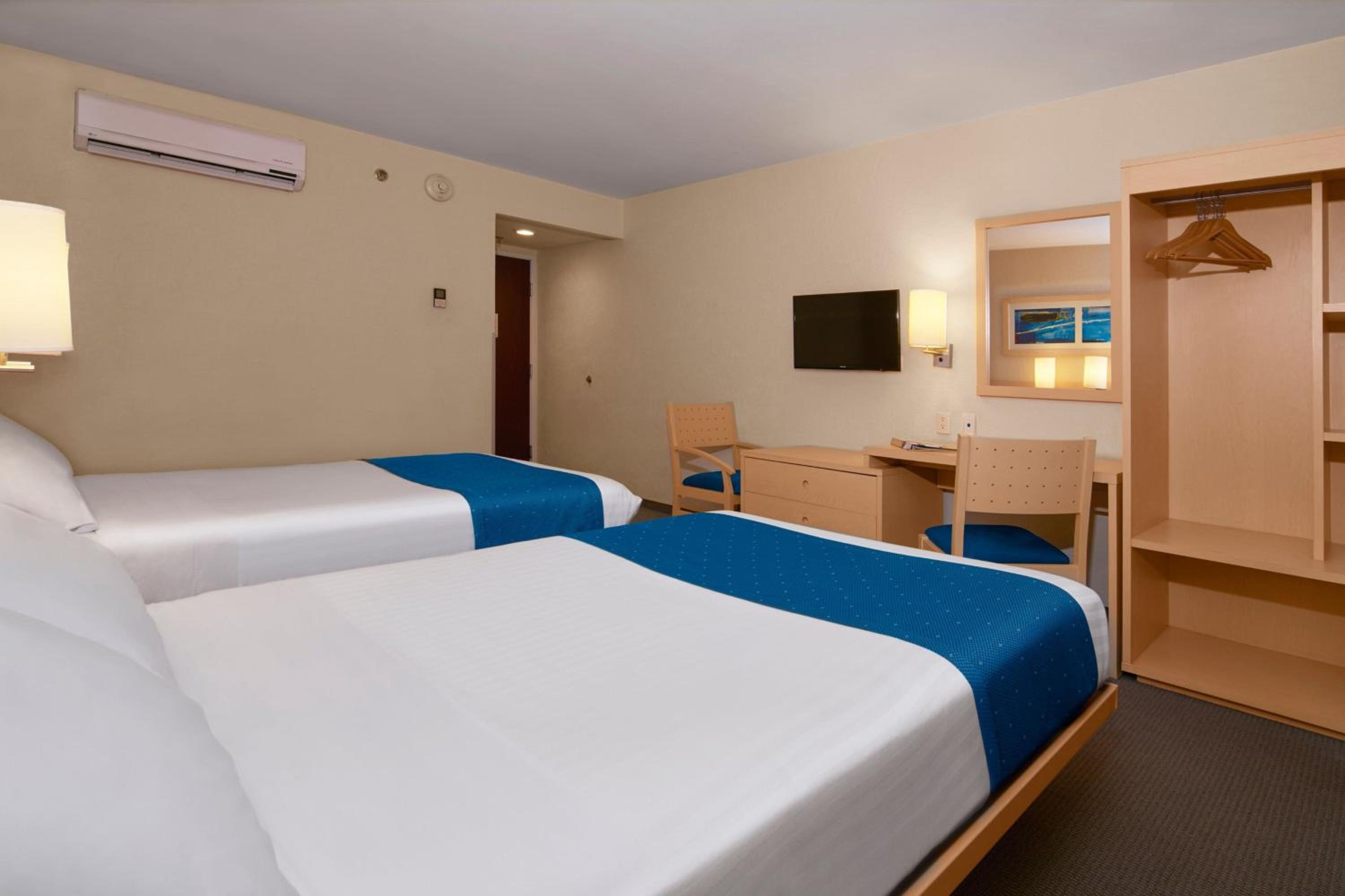 Double Room with Two Double Beds - Photo 7
