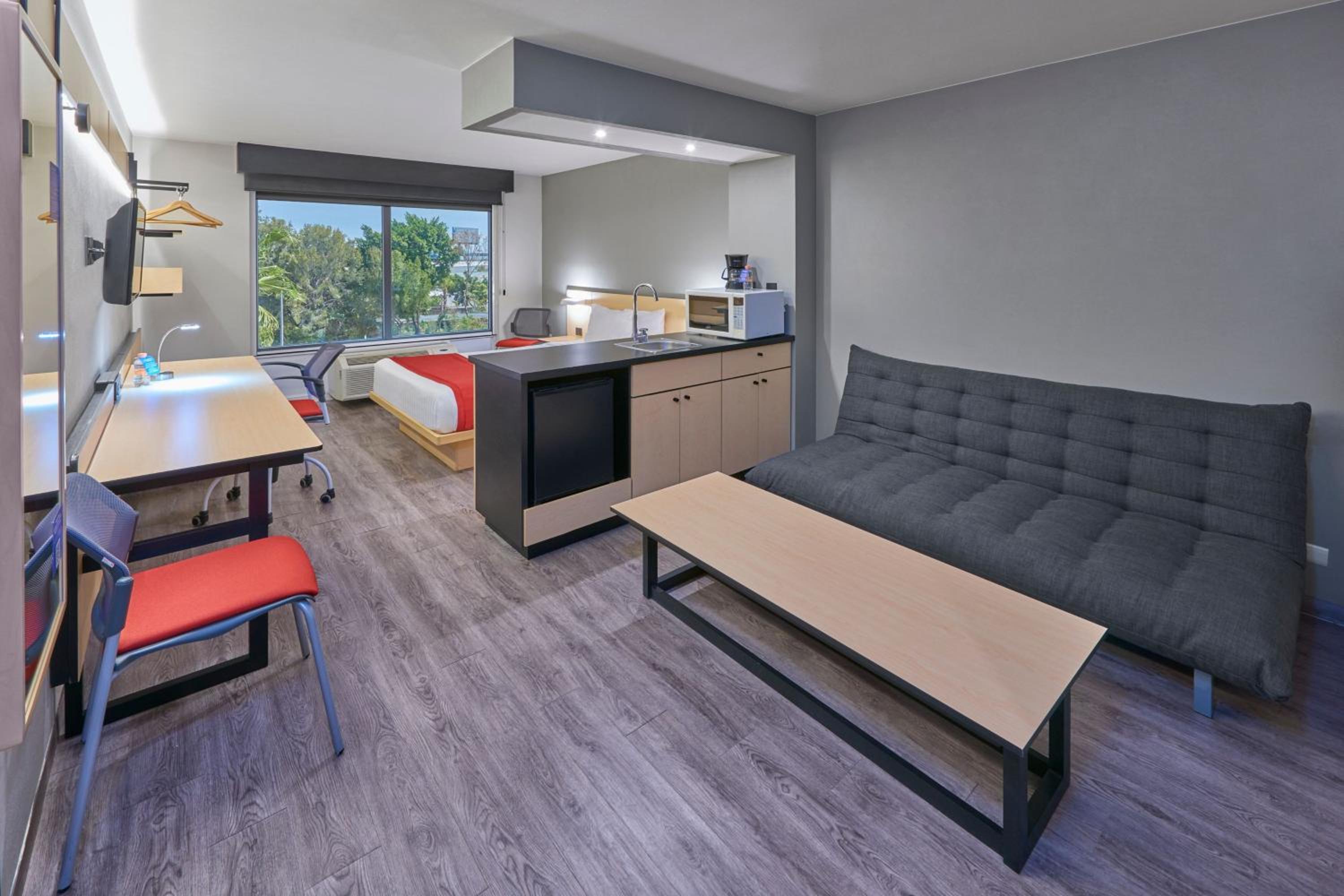 Superior Queen Room with Sofa Bed - Photo 5