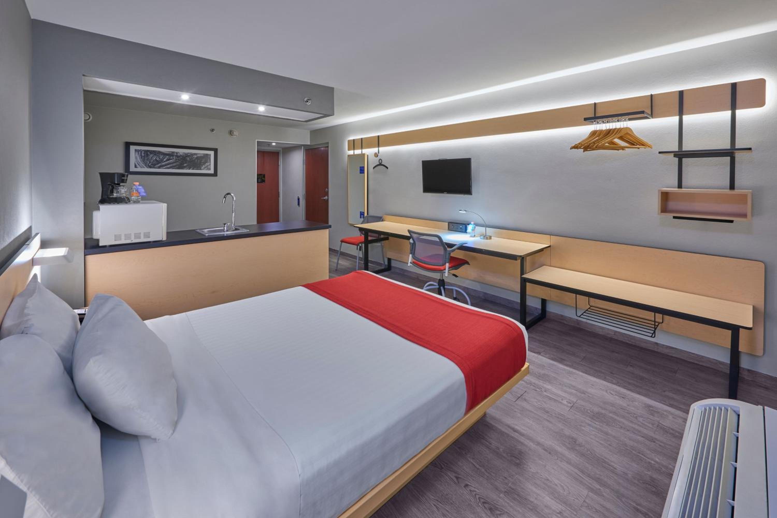 Superior Queen Room with Sofa Bed - Photo 4