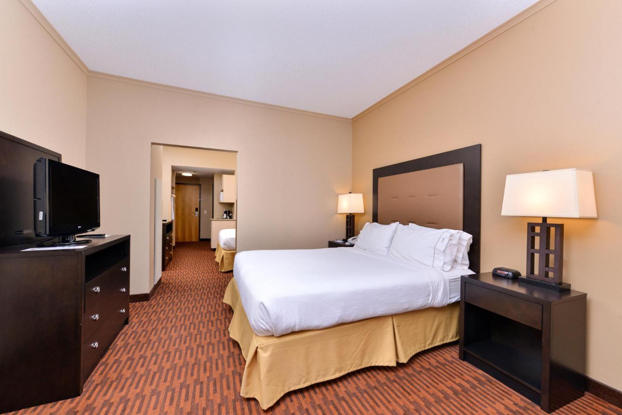 One-Bedroom Queen Suite with Two Queen Beds - Photo 5
