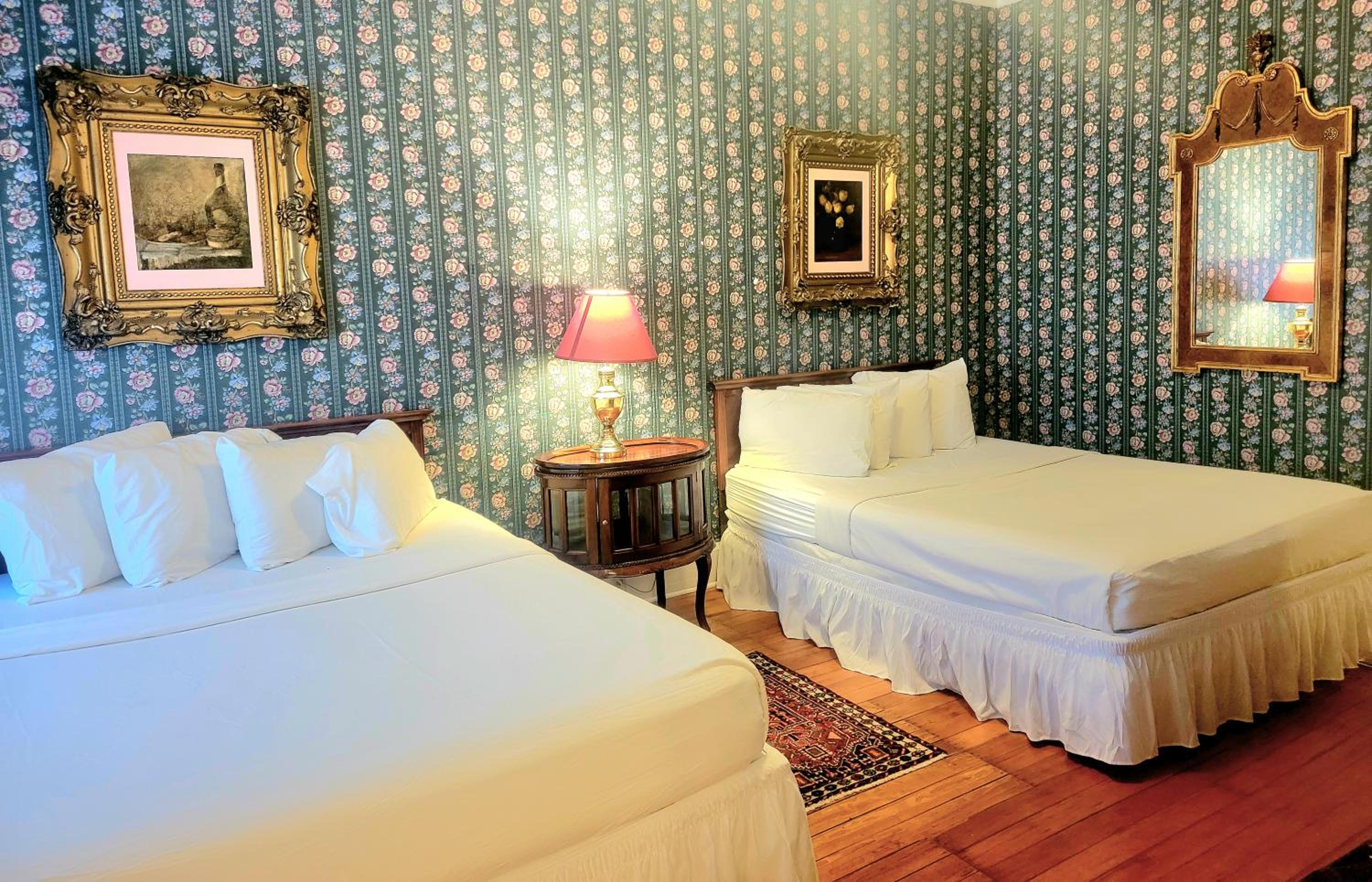 Queen Room with Two Queen Beds photo 2