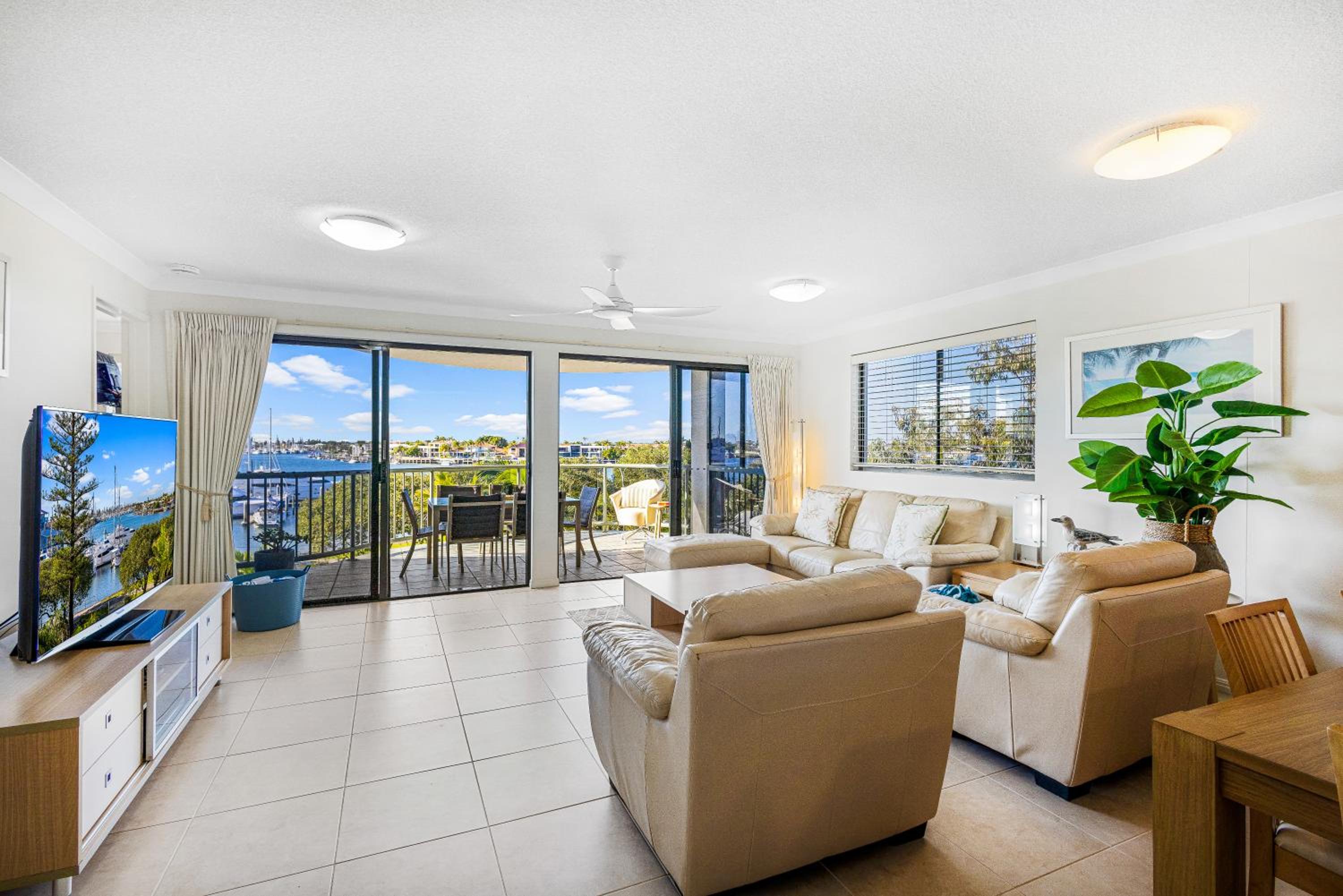 Apartment with Balcony photo 2
