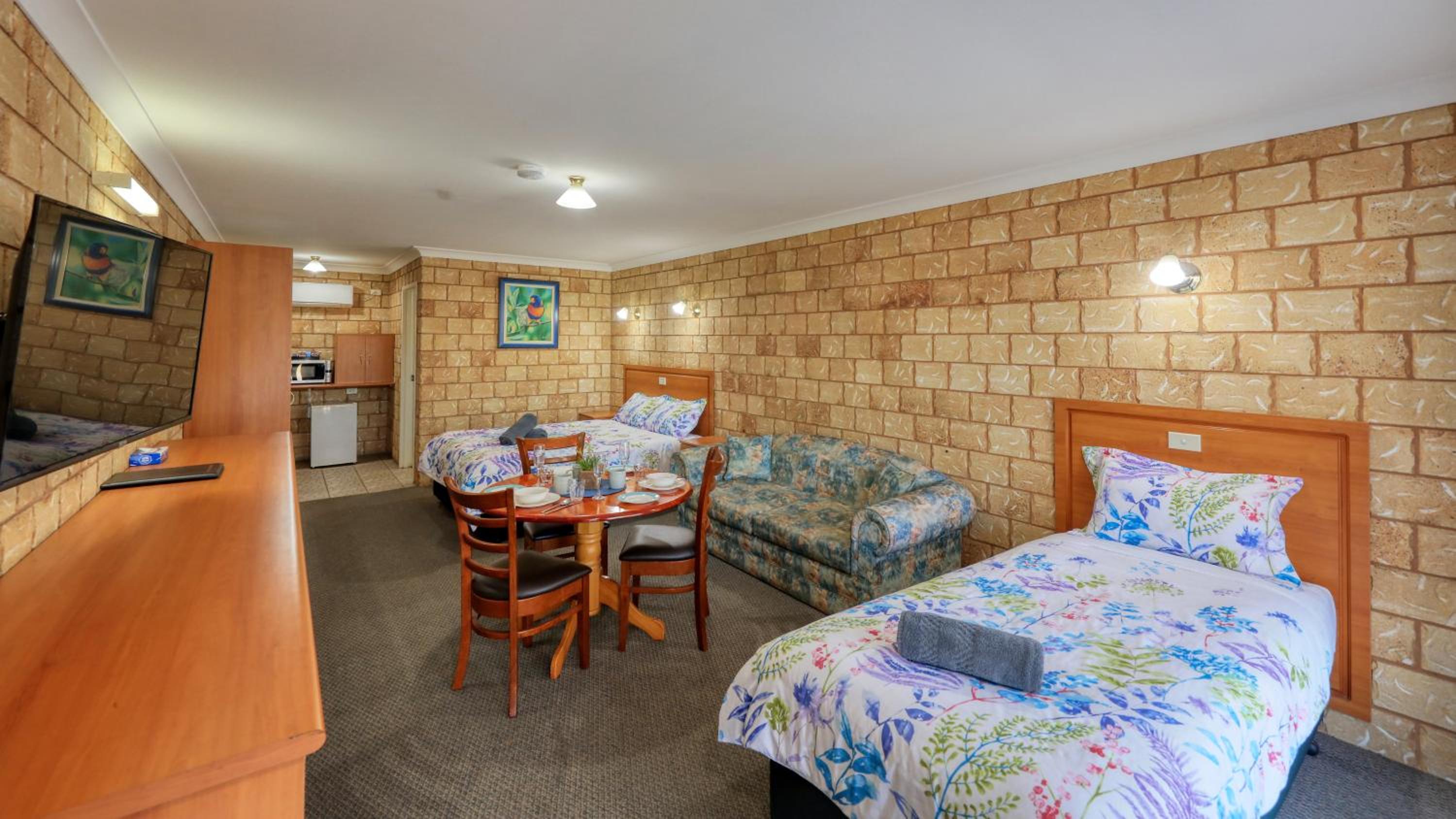 Deluxe Room - Photo 5