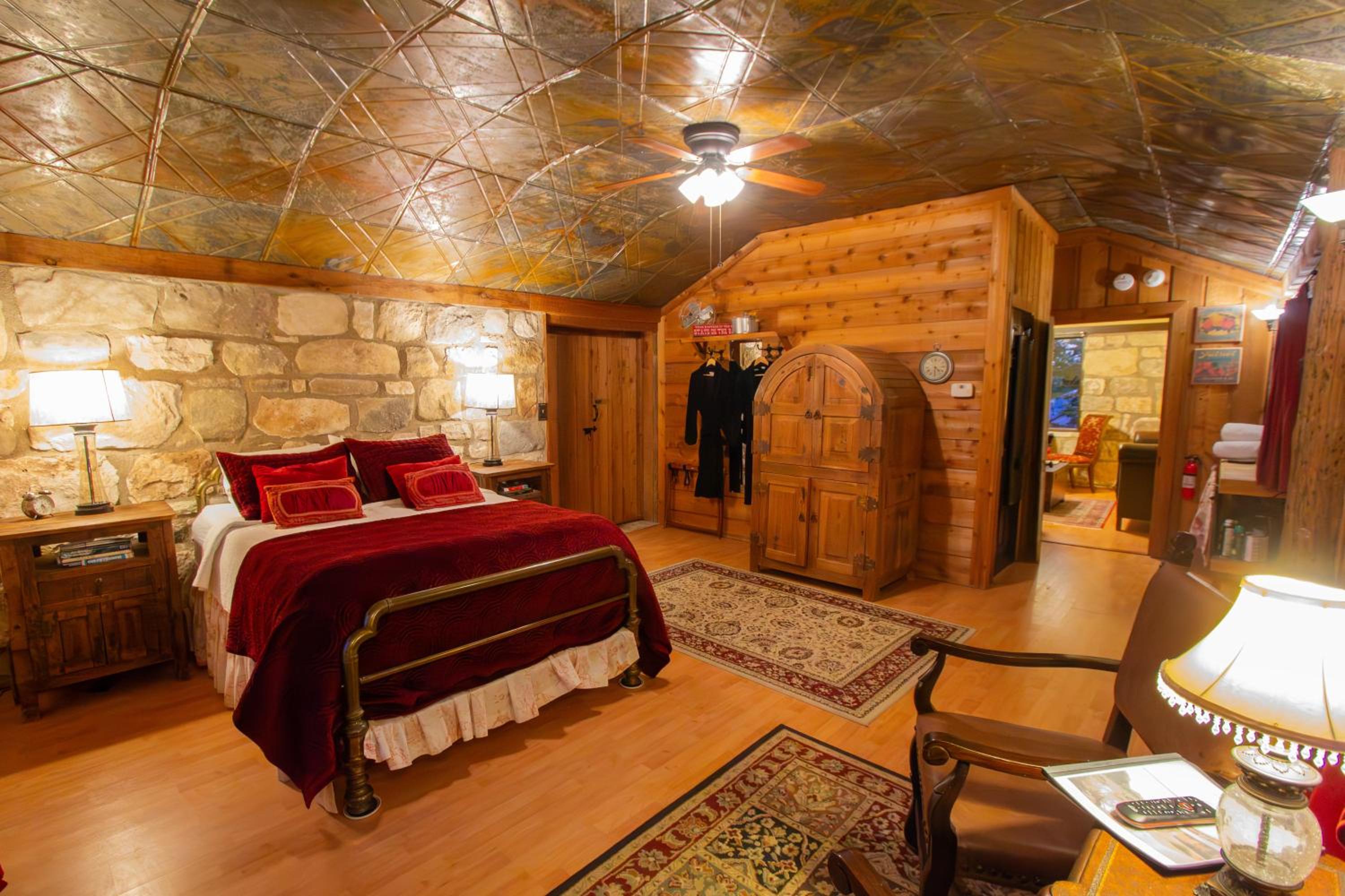 Deluxe Queen Suite
