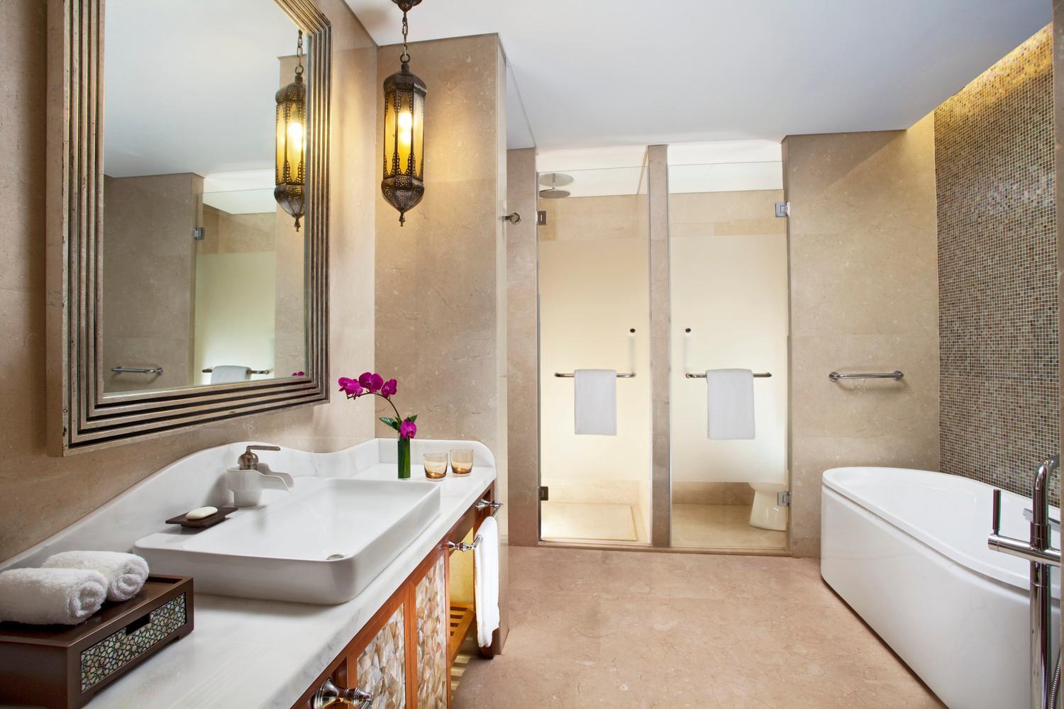 Deluxe Guest room, 1 King, Garden view, Balcony - Photo 2