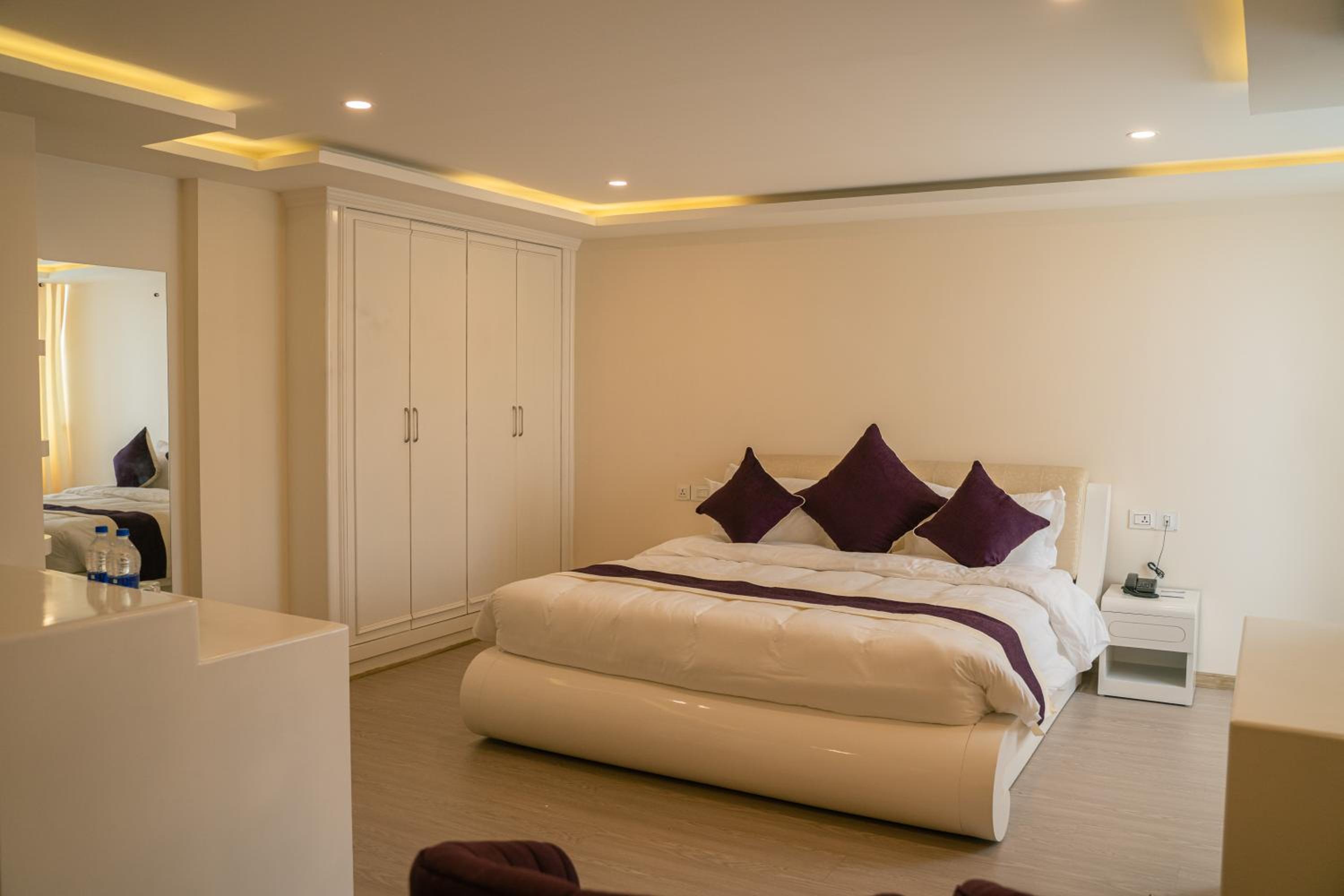 Suite - Photo 2