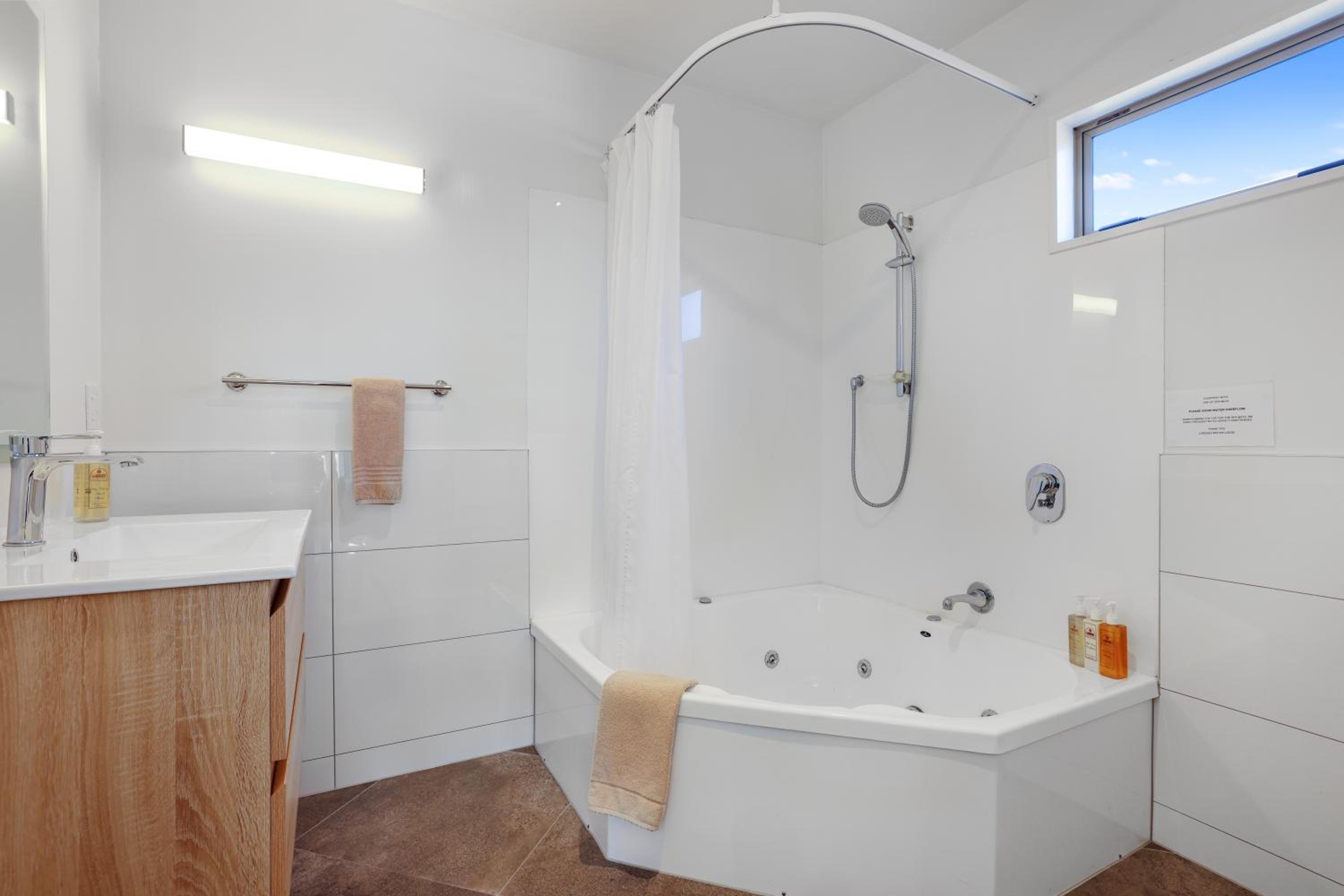 Deluxe Suite with Spa Bath - Photo 2