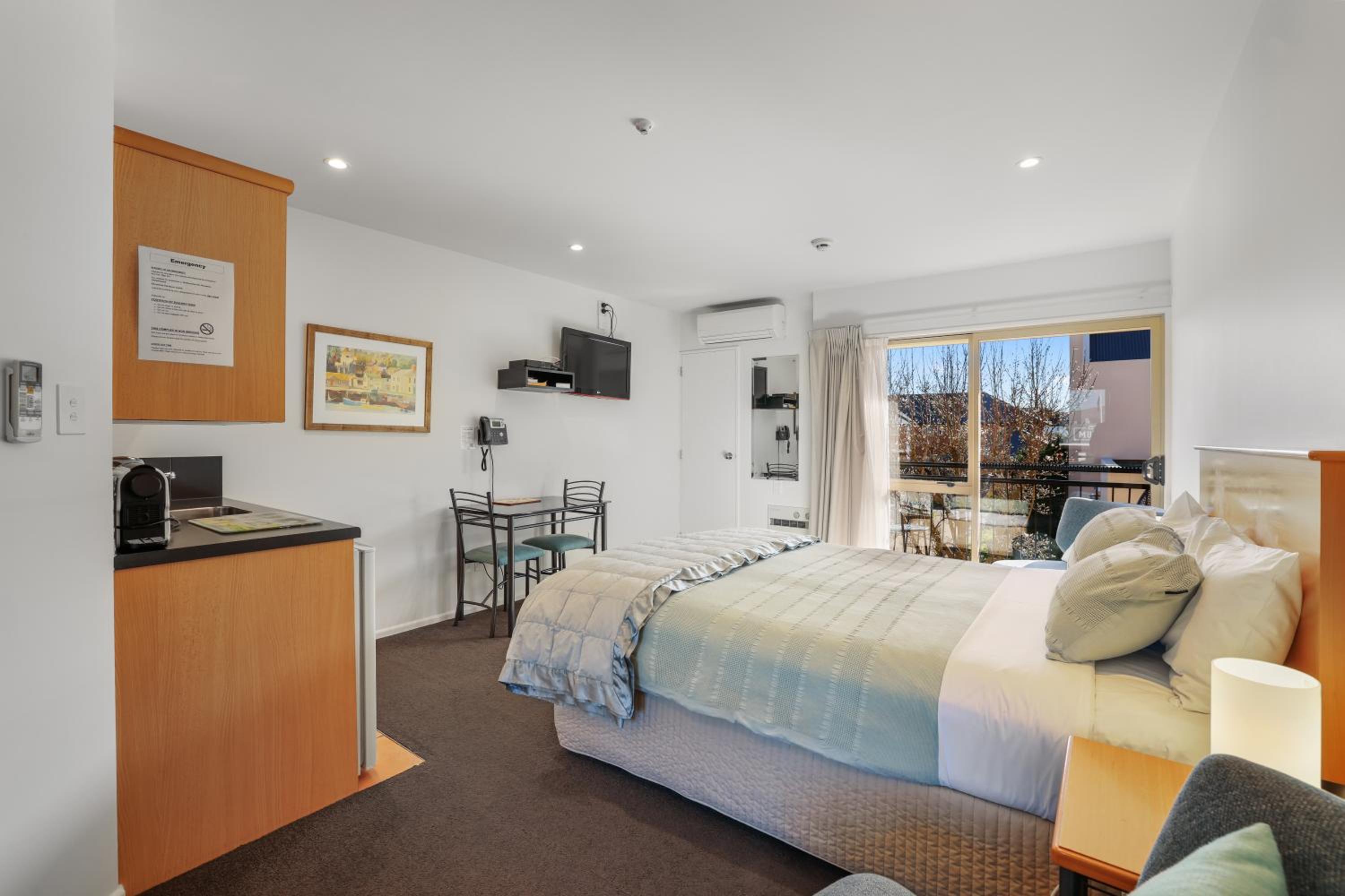 Deluxe Suite with Spa Bath - Photo 3