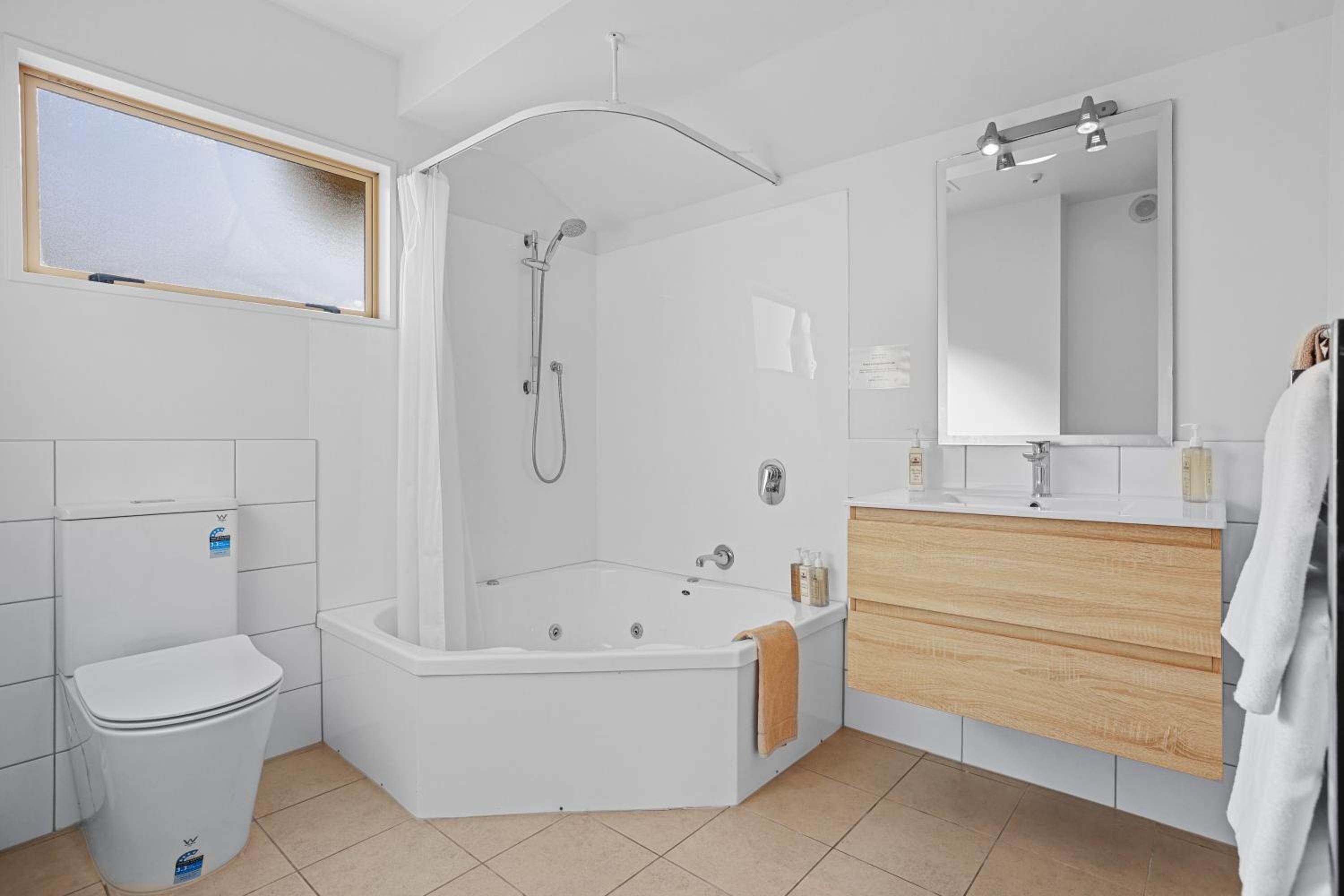 One-Bedroom Apartment with Spa Bath - Photo 3