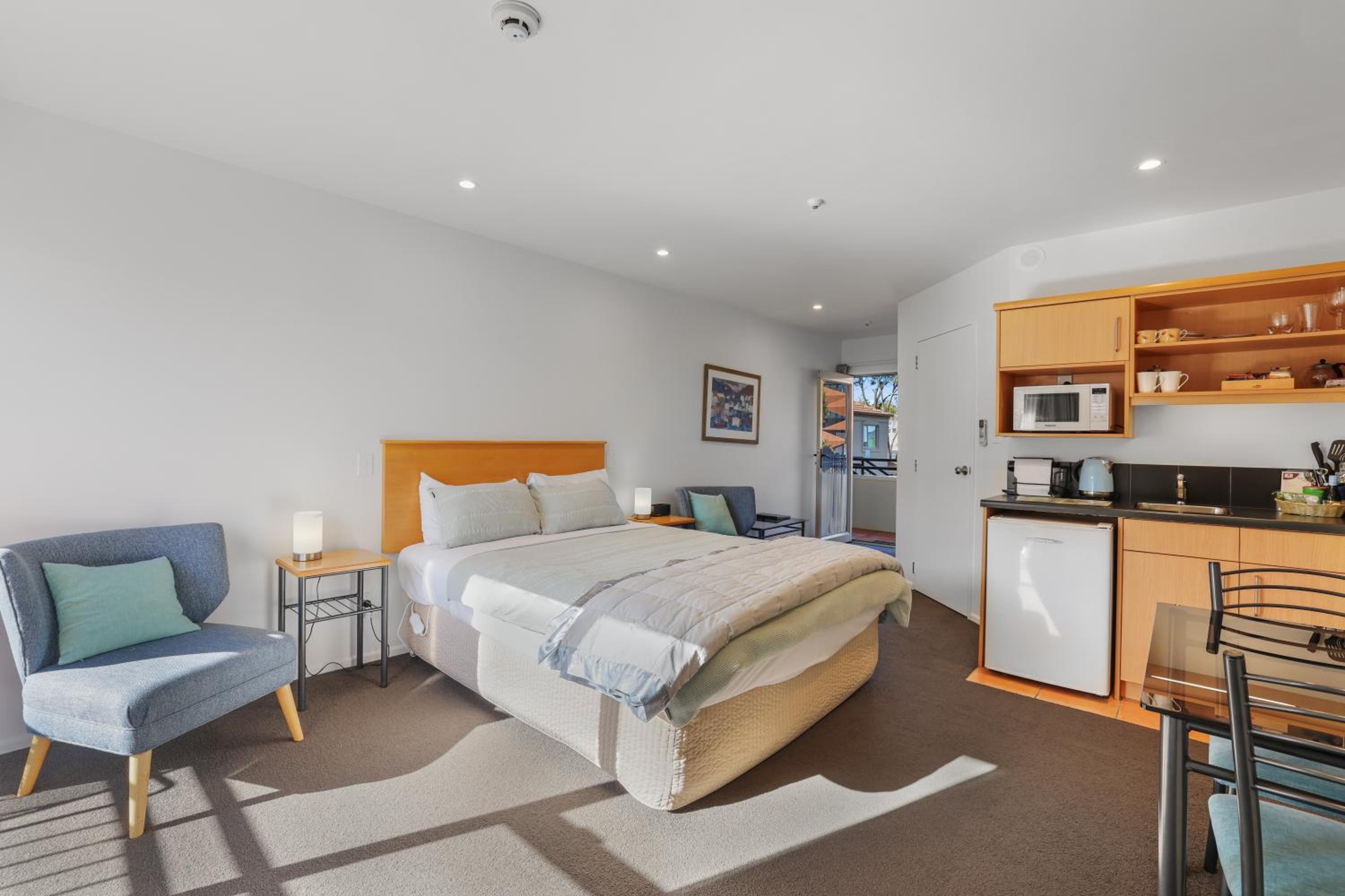 Deluxe Suite with Spa Bath - Photo 4