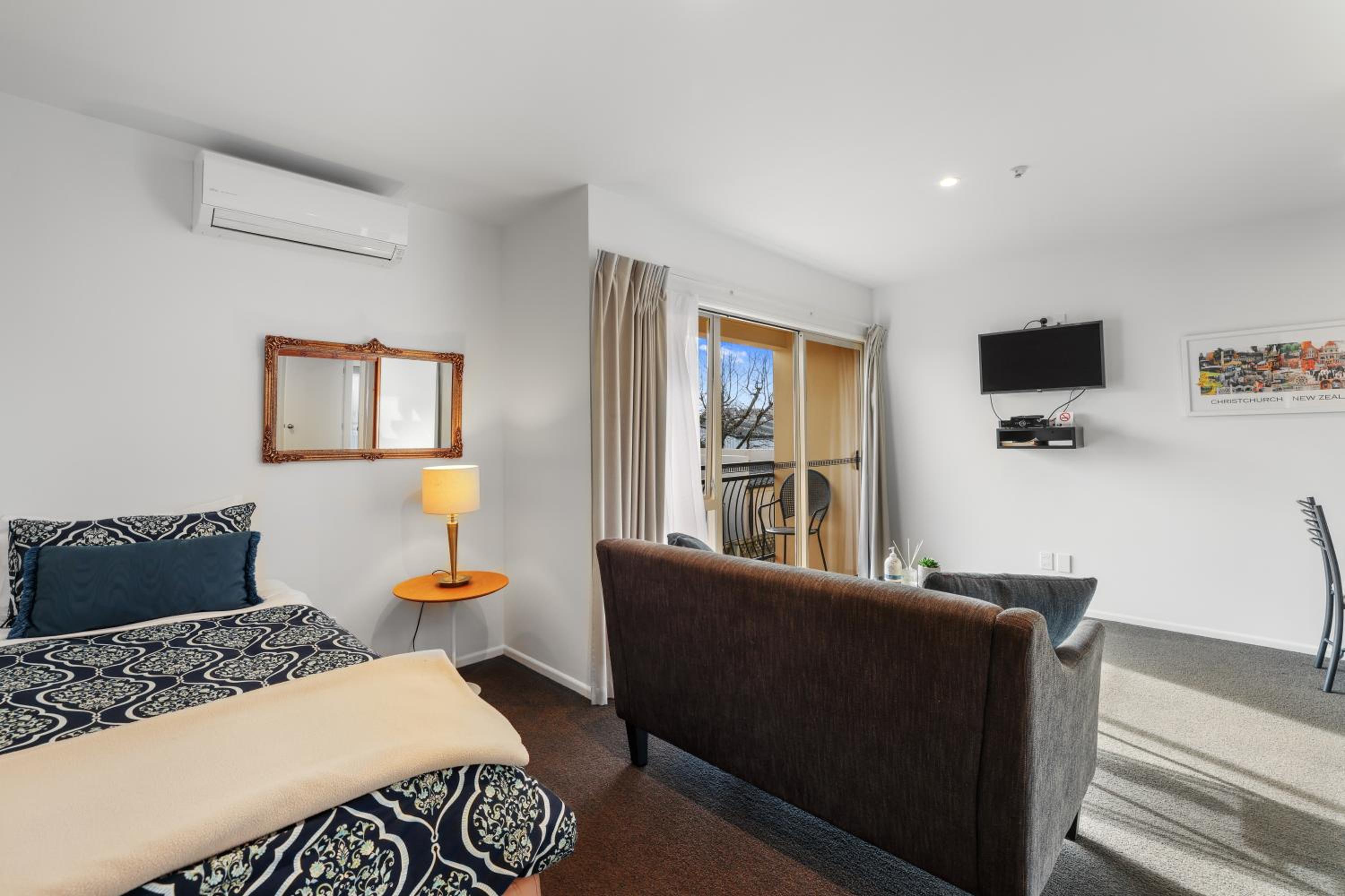 One-Bedroom Suite - Photo 4