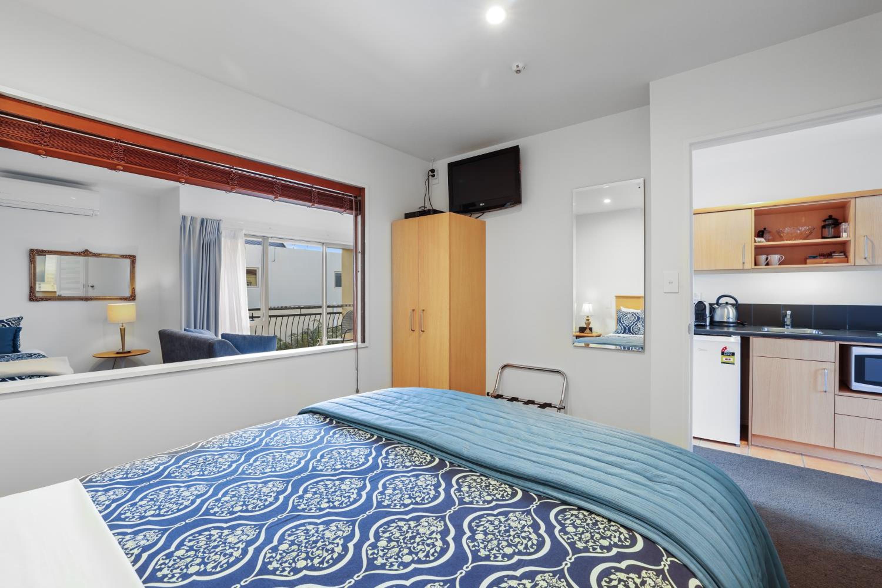One-Bedroom Suite - Photo 5