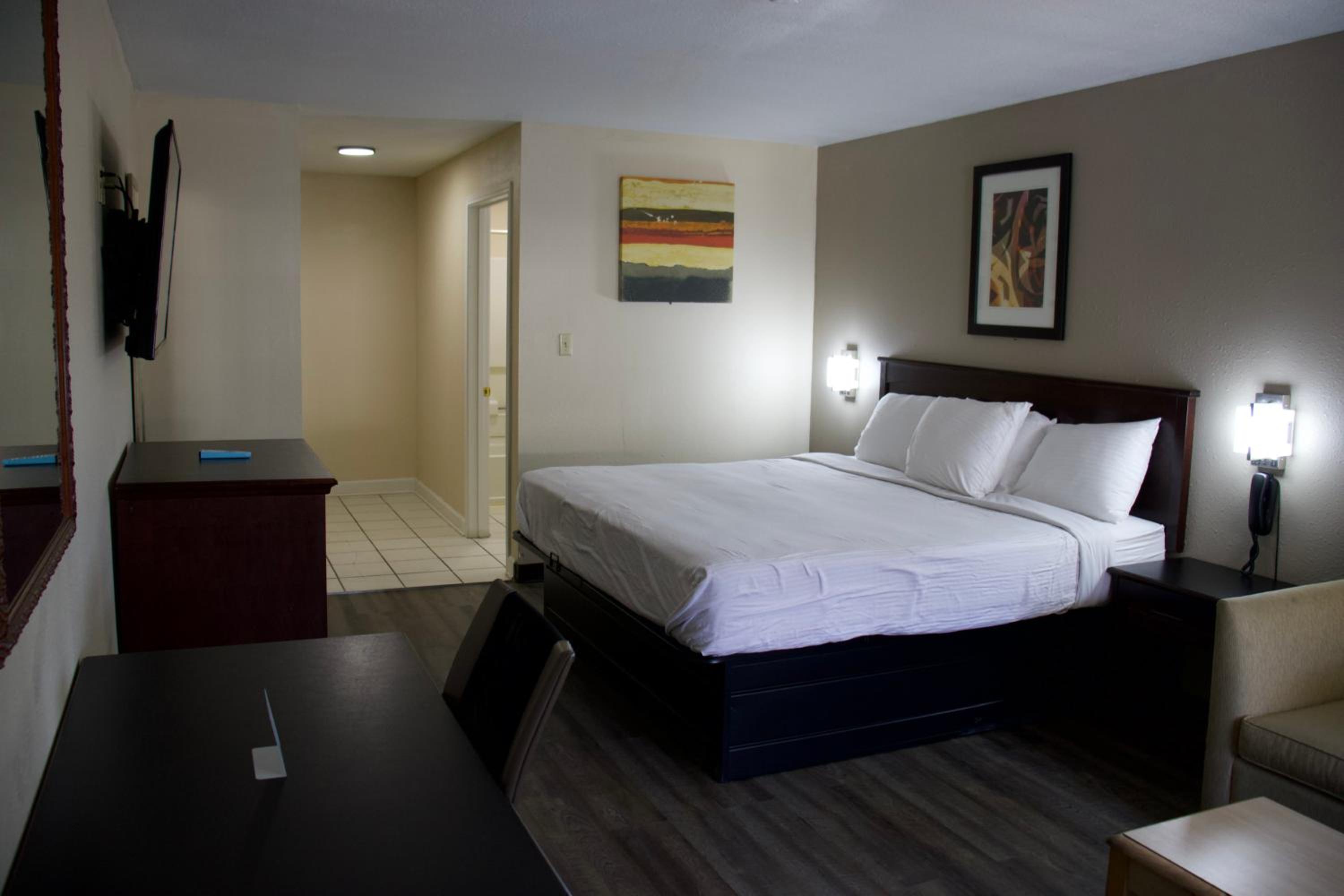 Deluxe King Suite photo 2