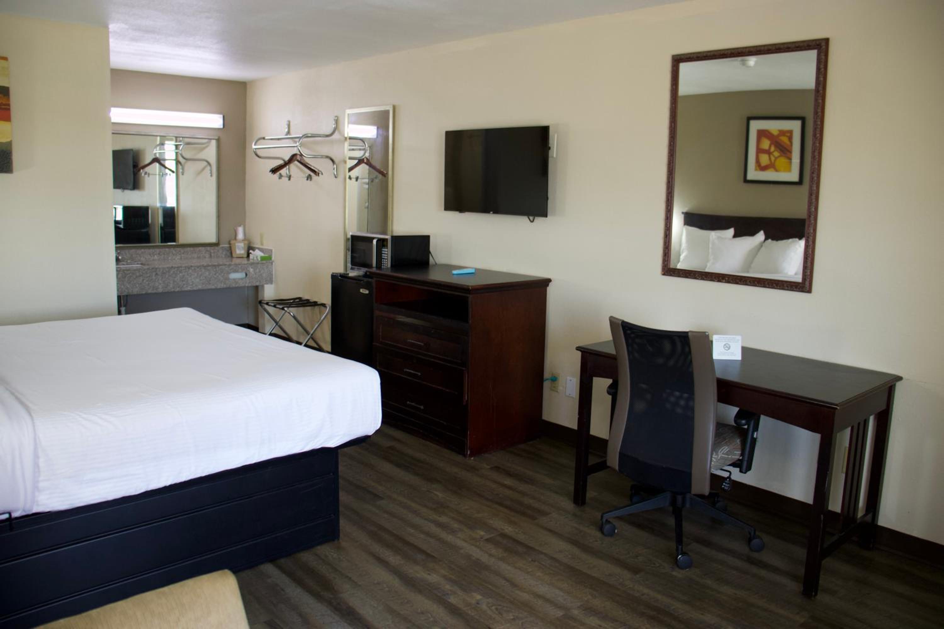 King Room - Non-Smoking photo 3
