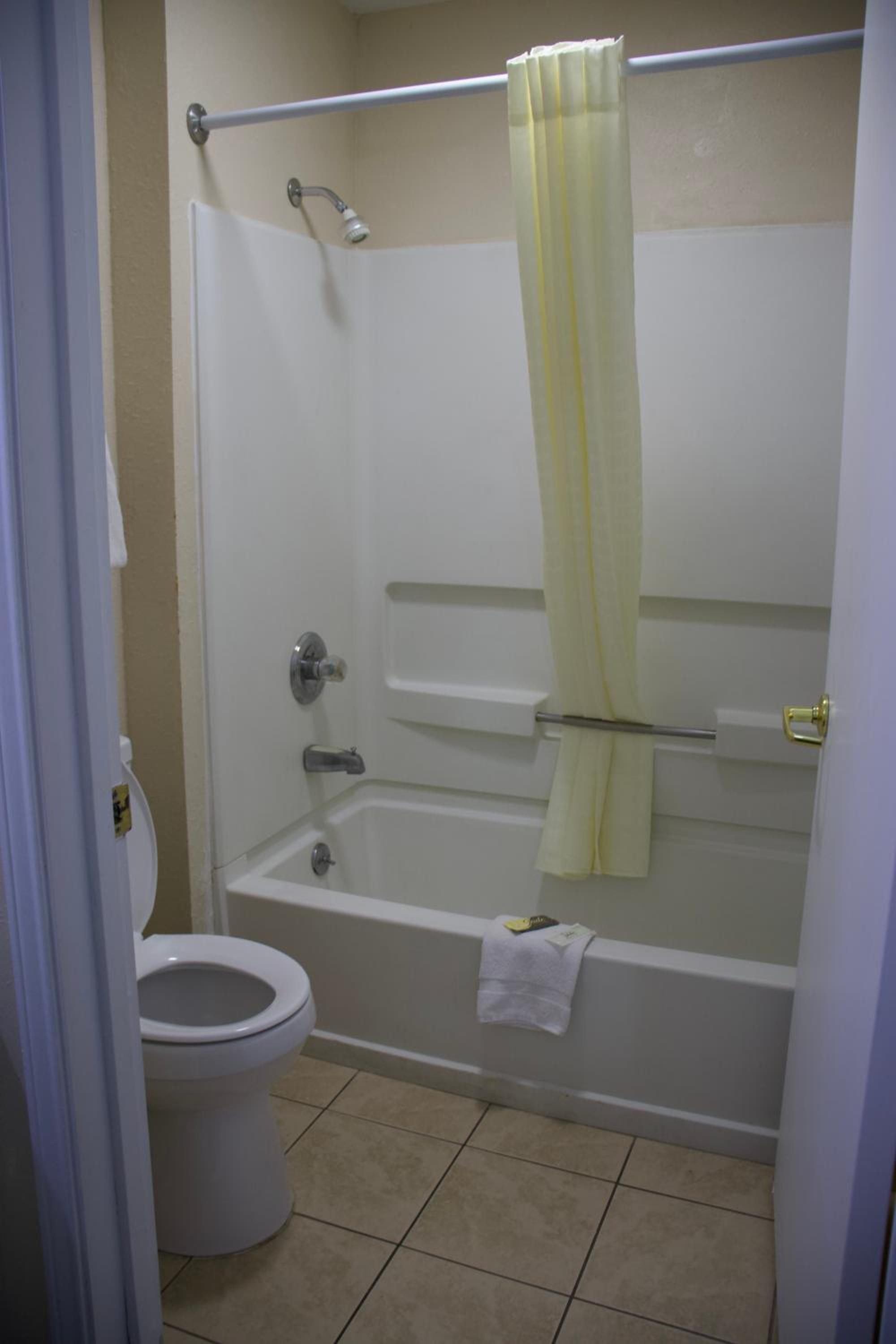 Double Room with Two Double Beds - Smoking photo 3