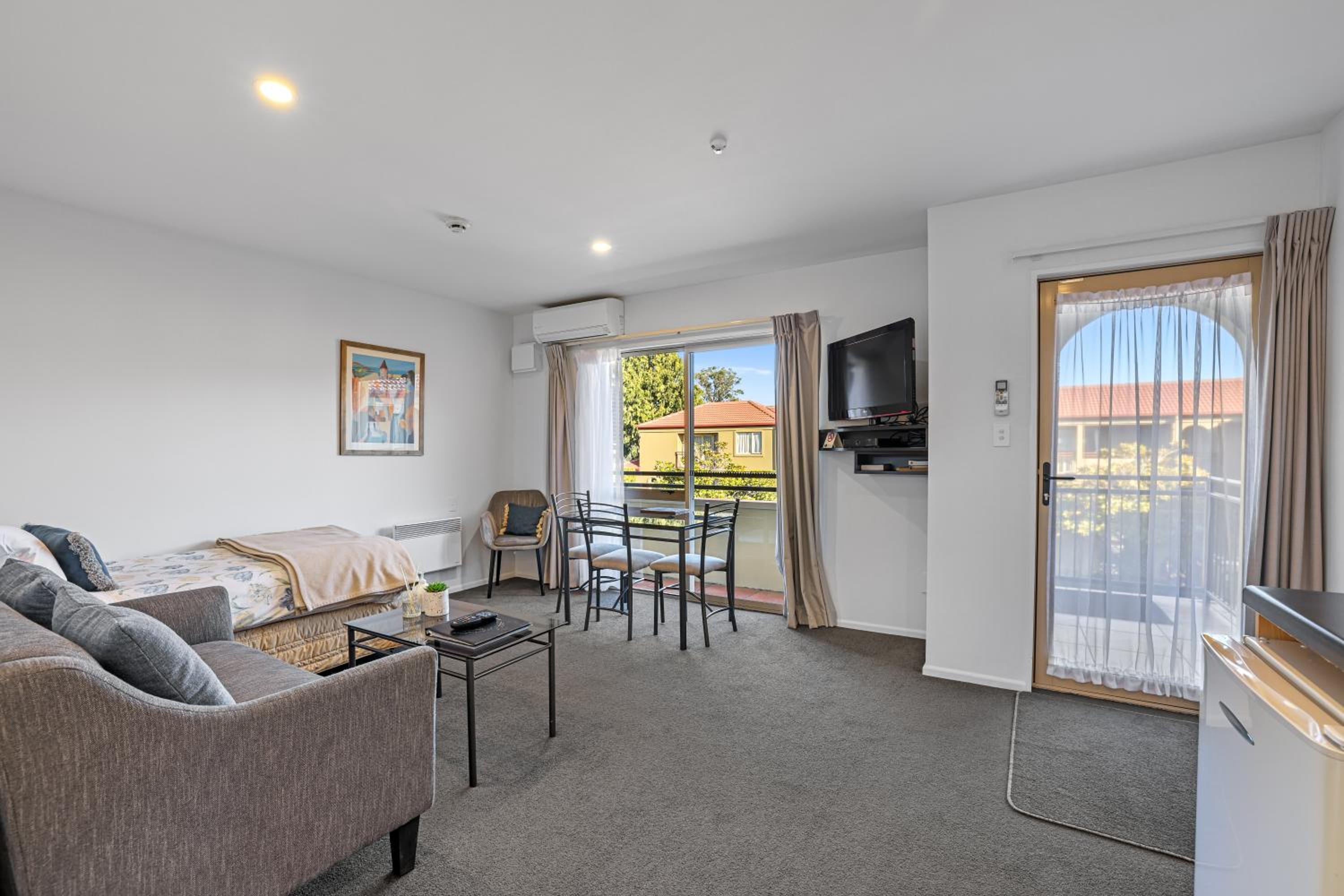 One-Bedroom Apartment with Spa Bath - Photo 2