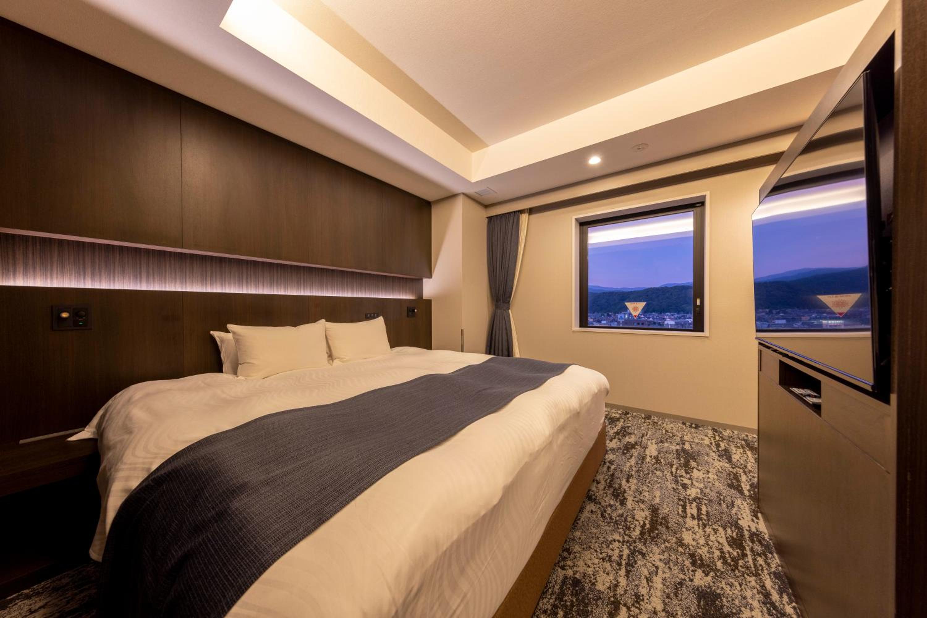 Deluxe King Room - Photo 8