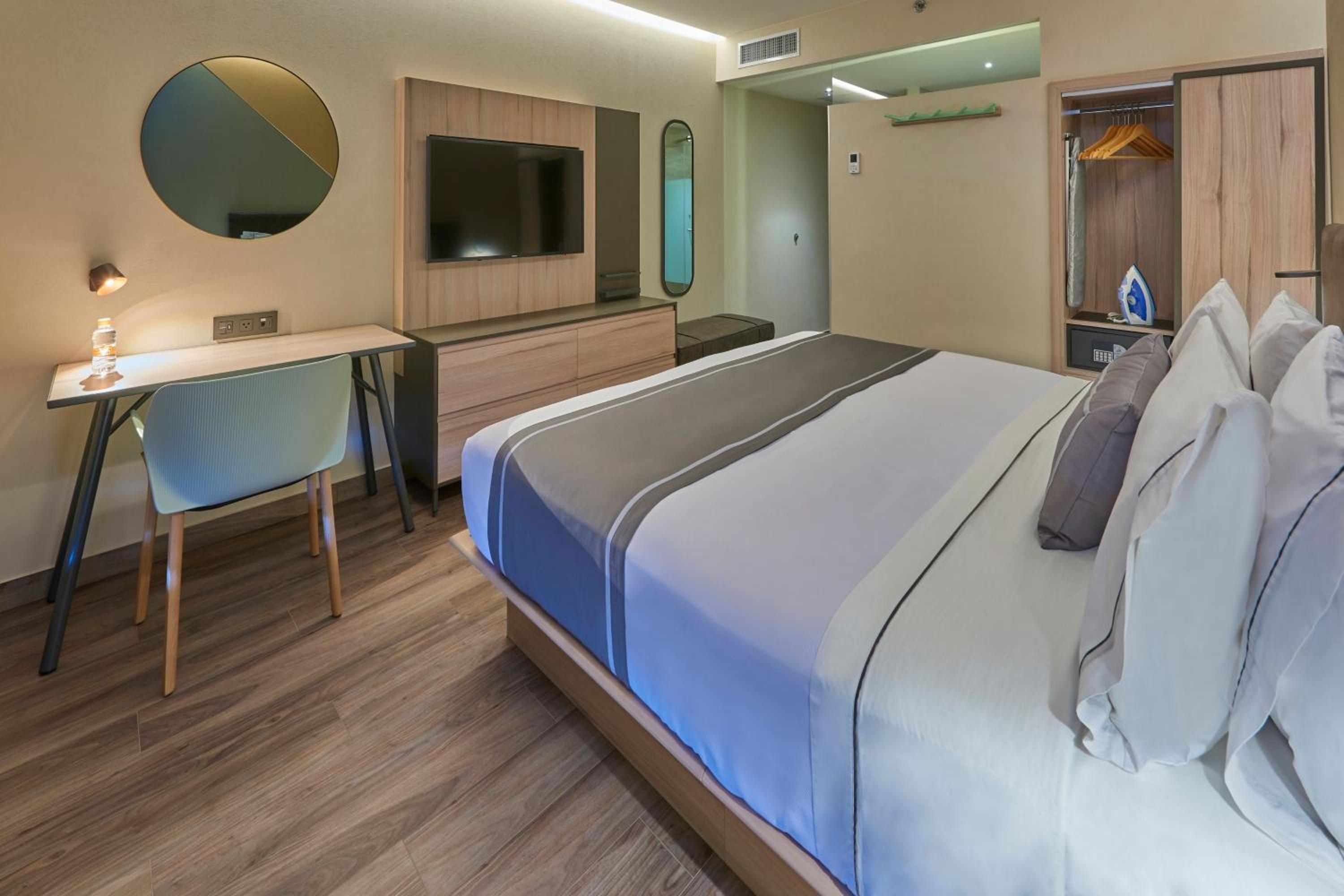 Superior King Room with Sofa Bed - Photo 4