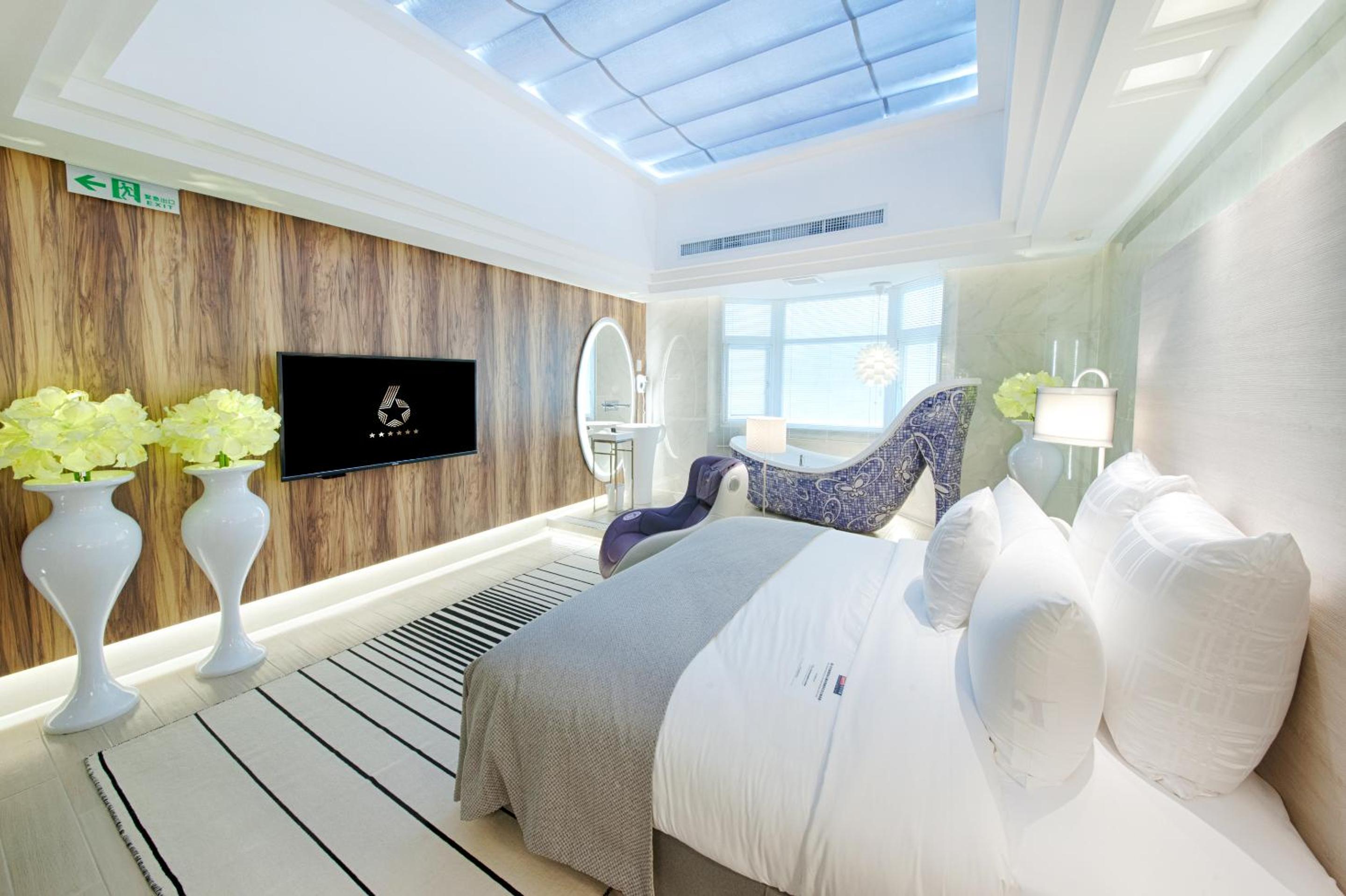 Premier Double Room with Jacuzzi and Private Garage