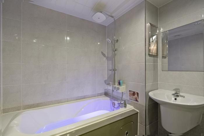 Double Room With Spa Bath photo 2