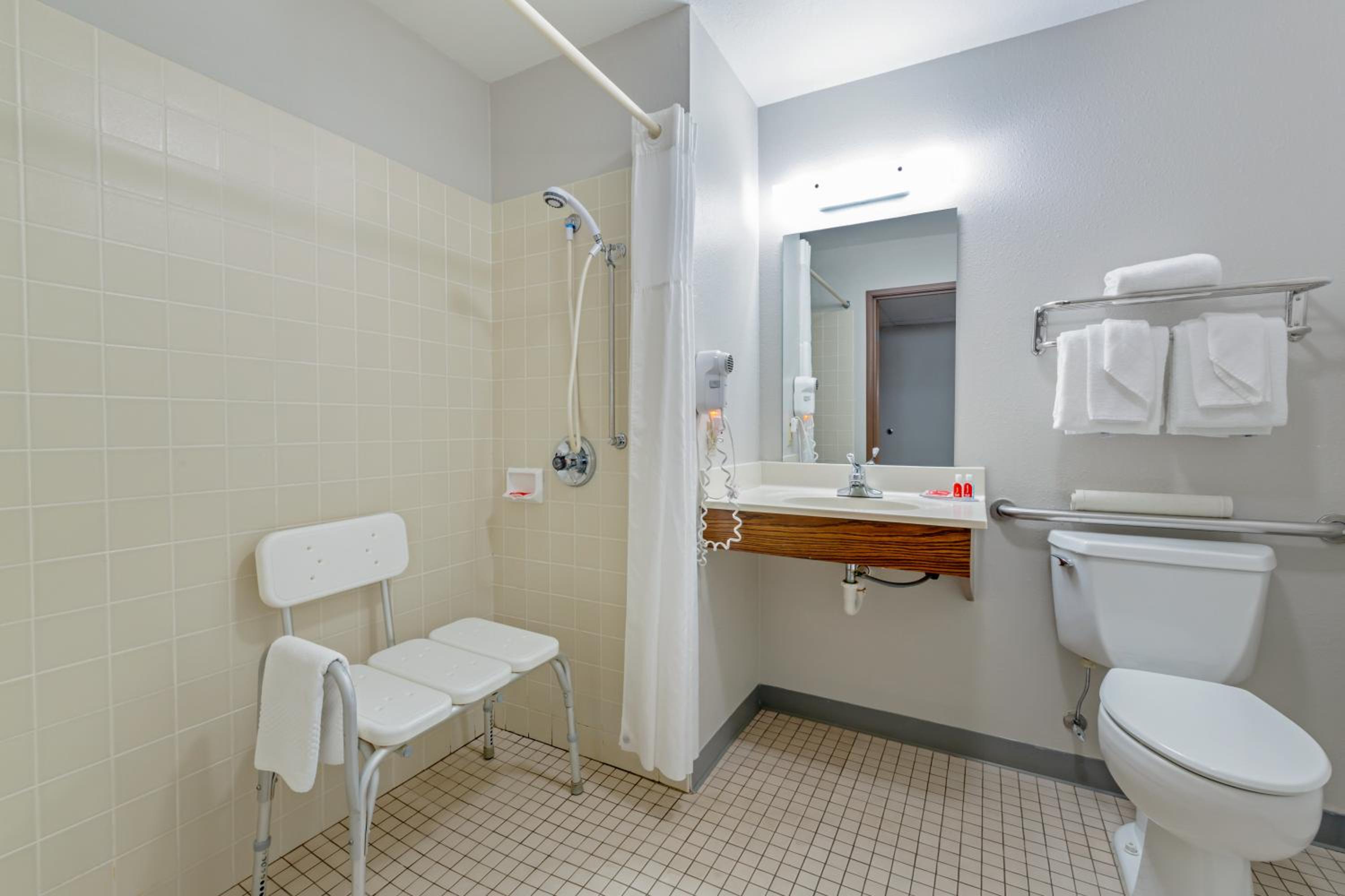 Queen Room With Roll In Shower - Accessible/Non-Smoking - Photo 3
