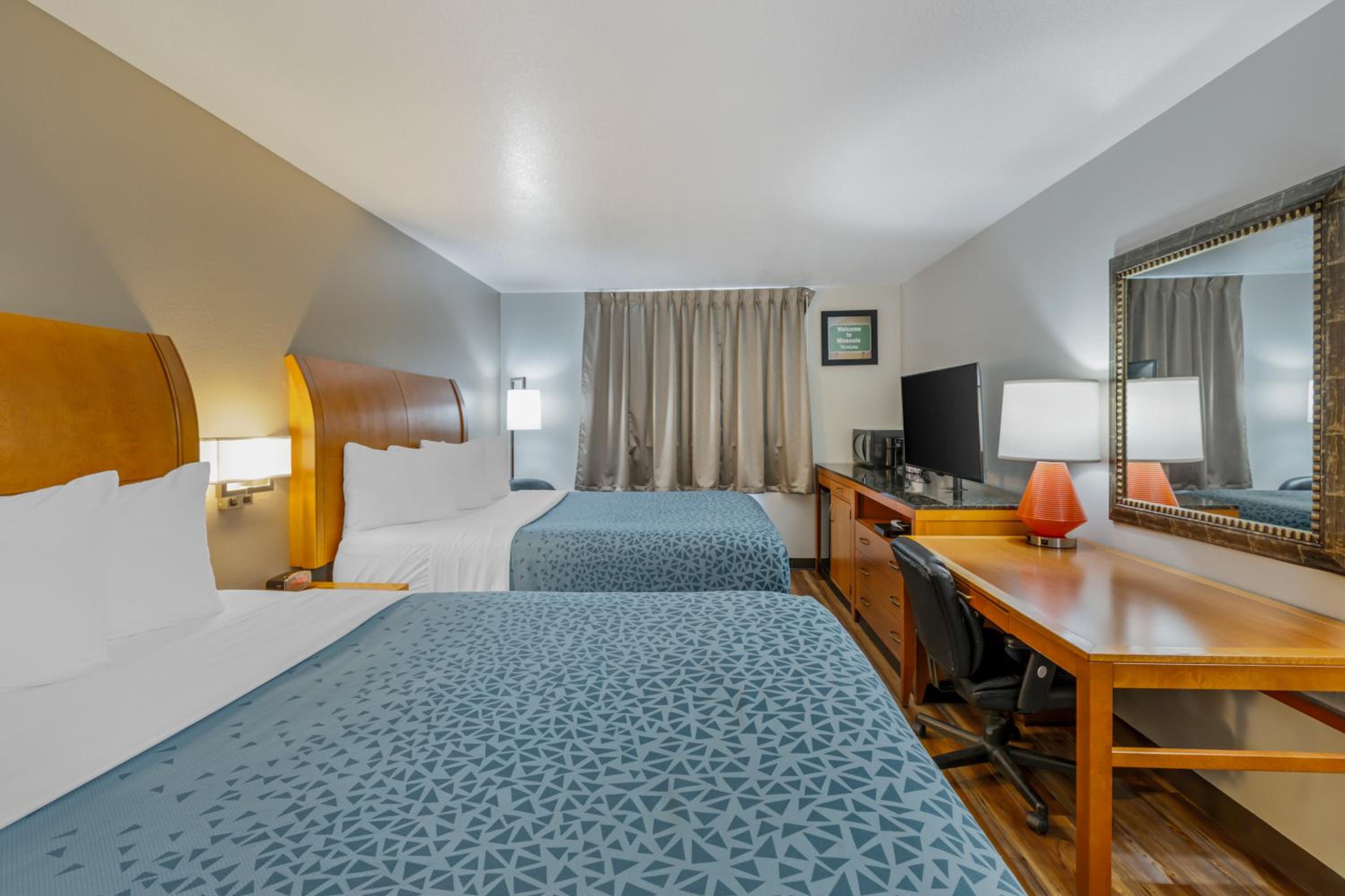 Queen Room With Two Queen Beds - Non-Smoking - Photo 9