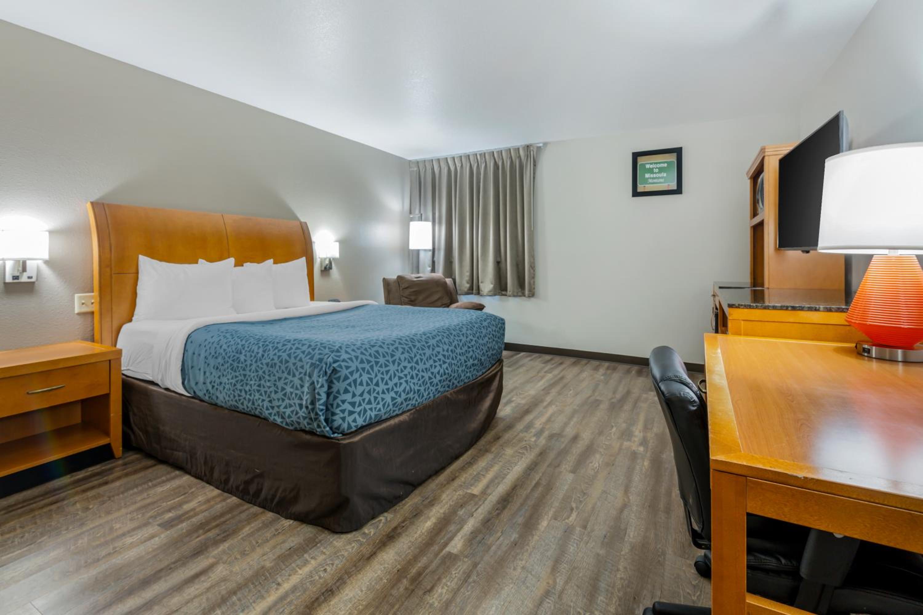 Queen Room With Roll In Shower - Accessible/Non-Smoking - Photo 1