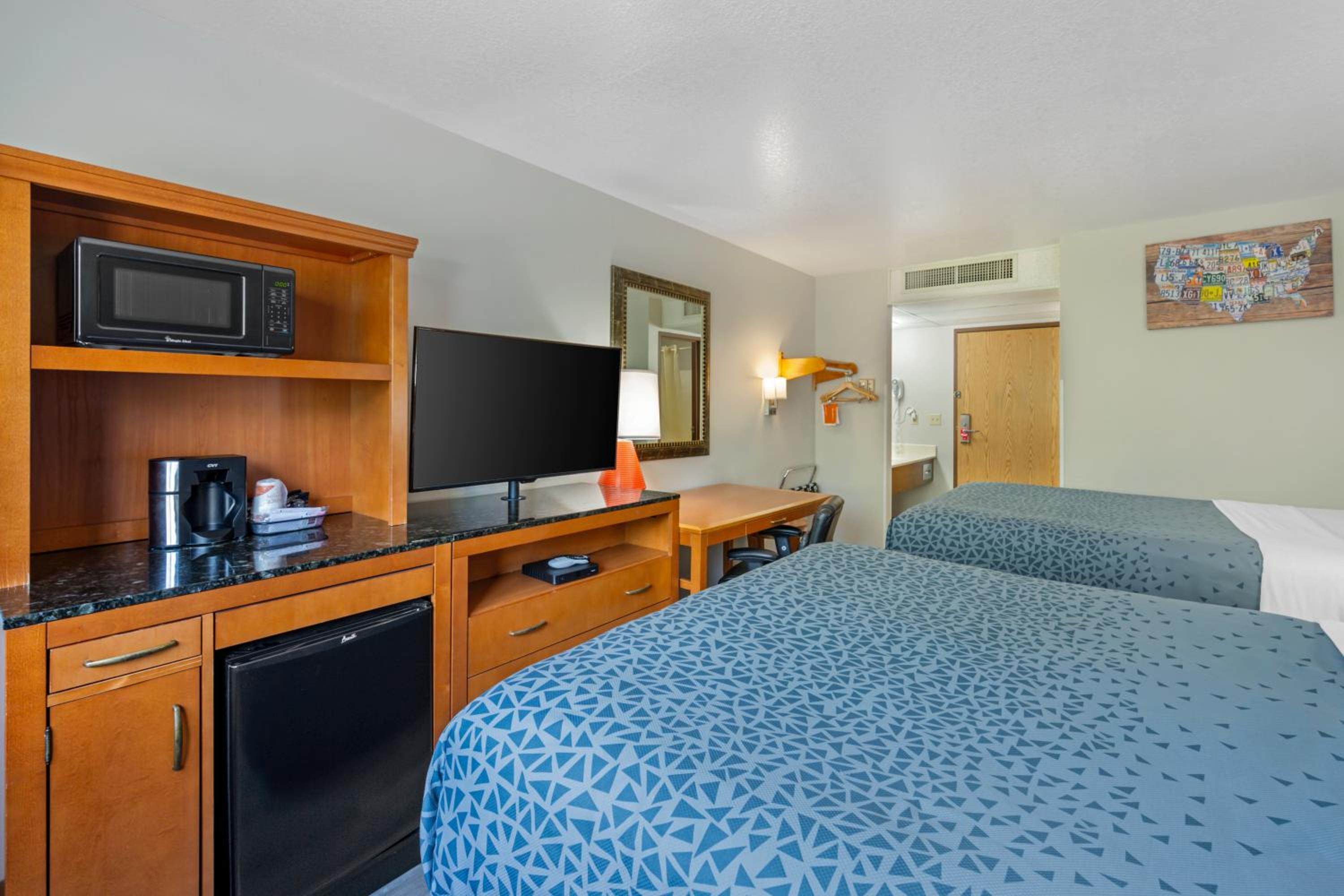 Queen Room With Two Queen Beds - Non-Smoking - Photo 2