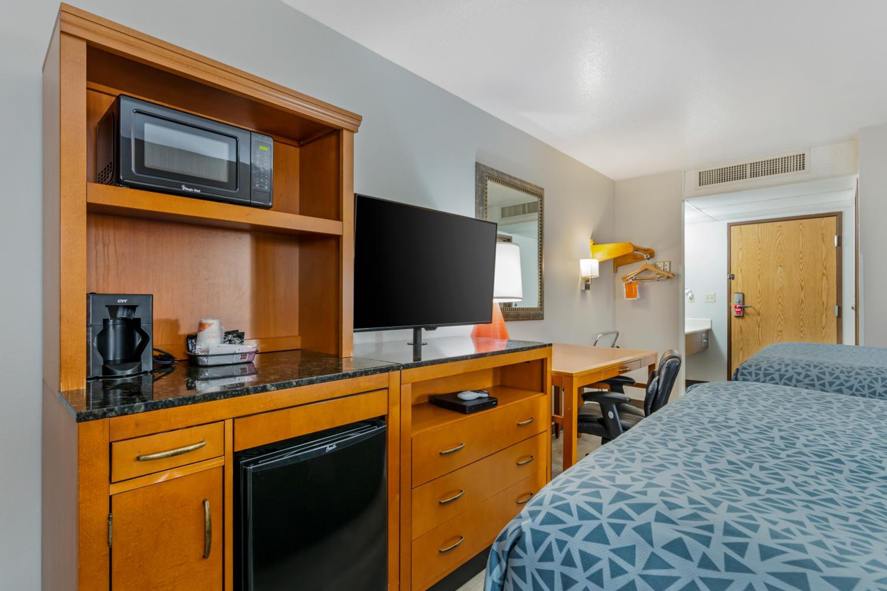 Queen Room With Two Queen Beds - Non-Smoking - Photo 3