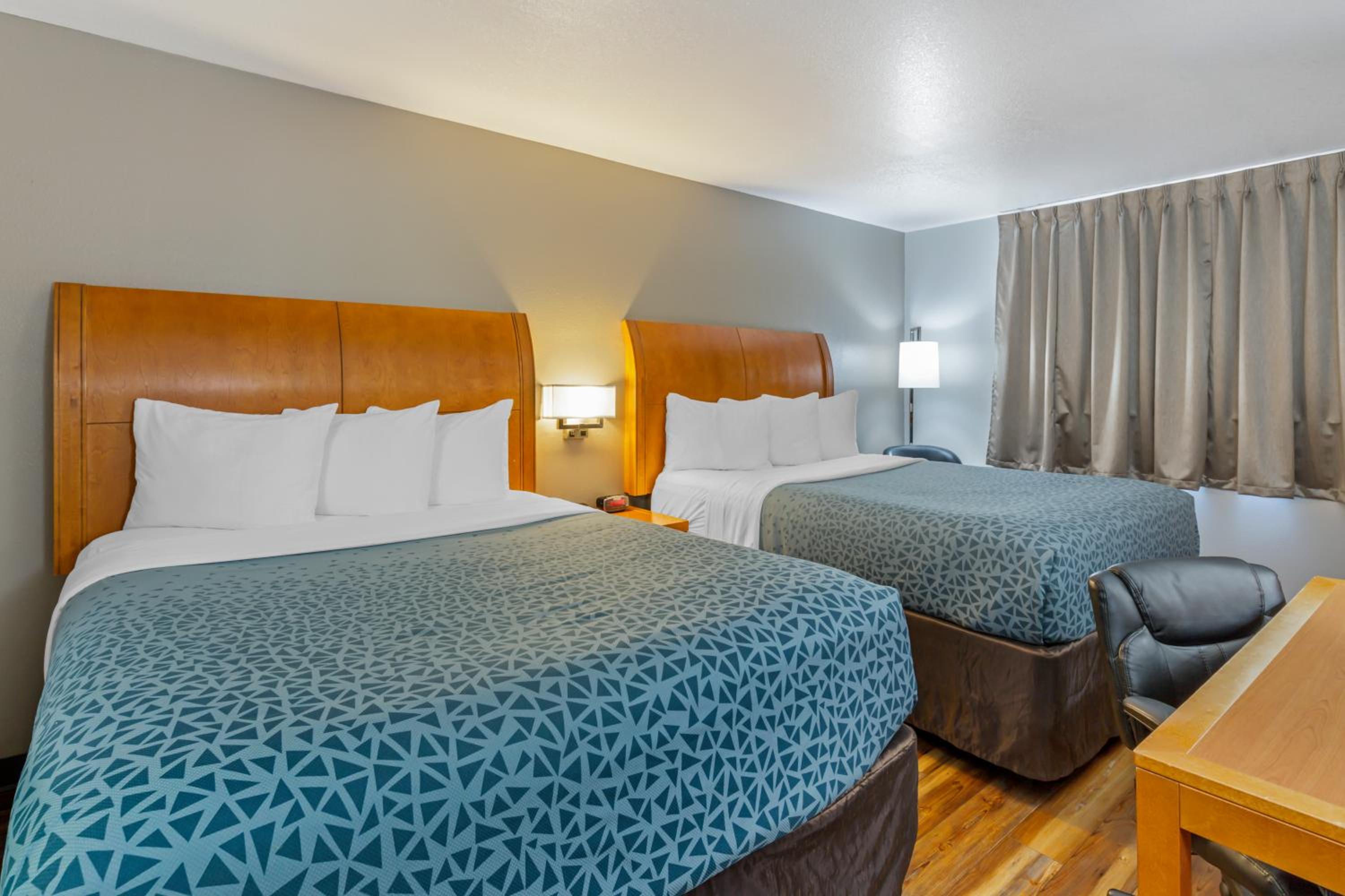 Queen Room With Two Queen Beds - Non-Smoking - Photo 11