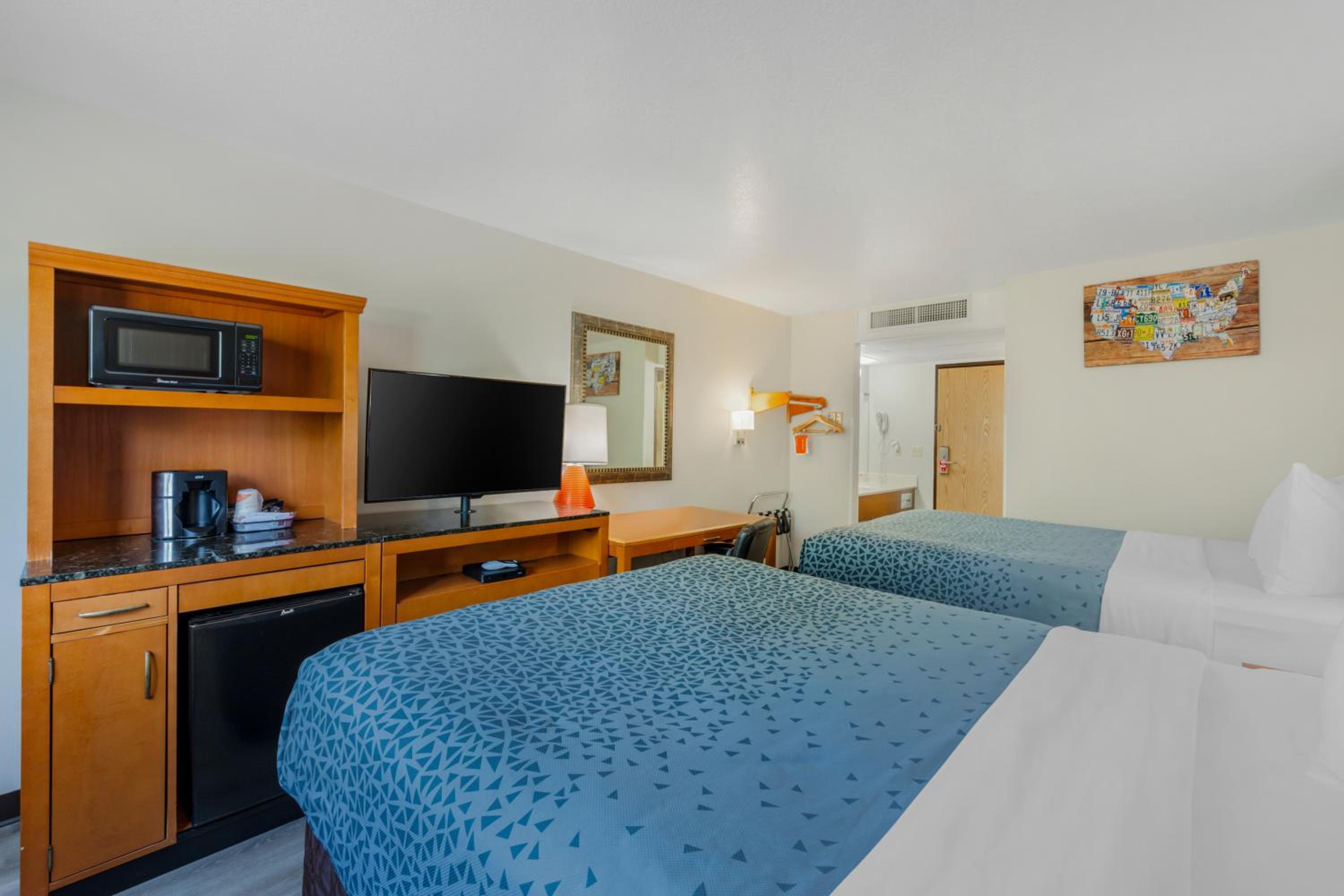 Queen Room With Two Queen Beds - Non-Smoking - Photo 4