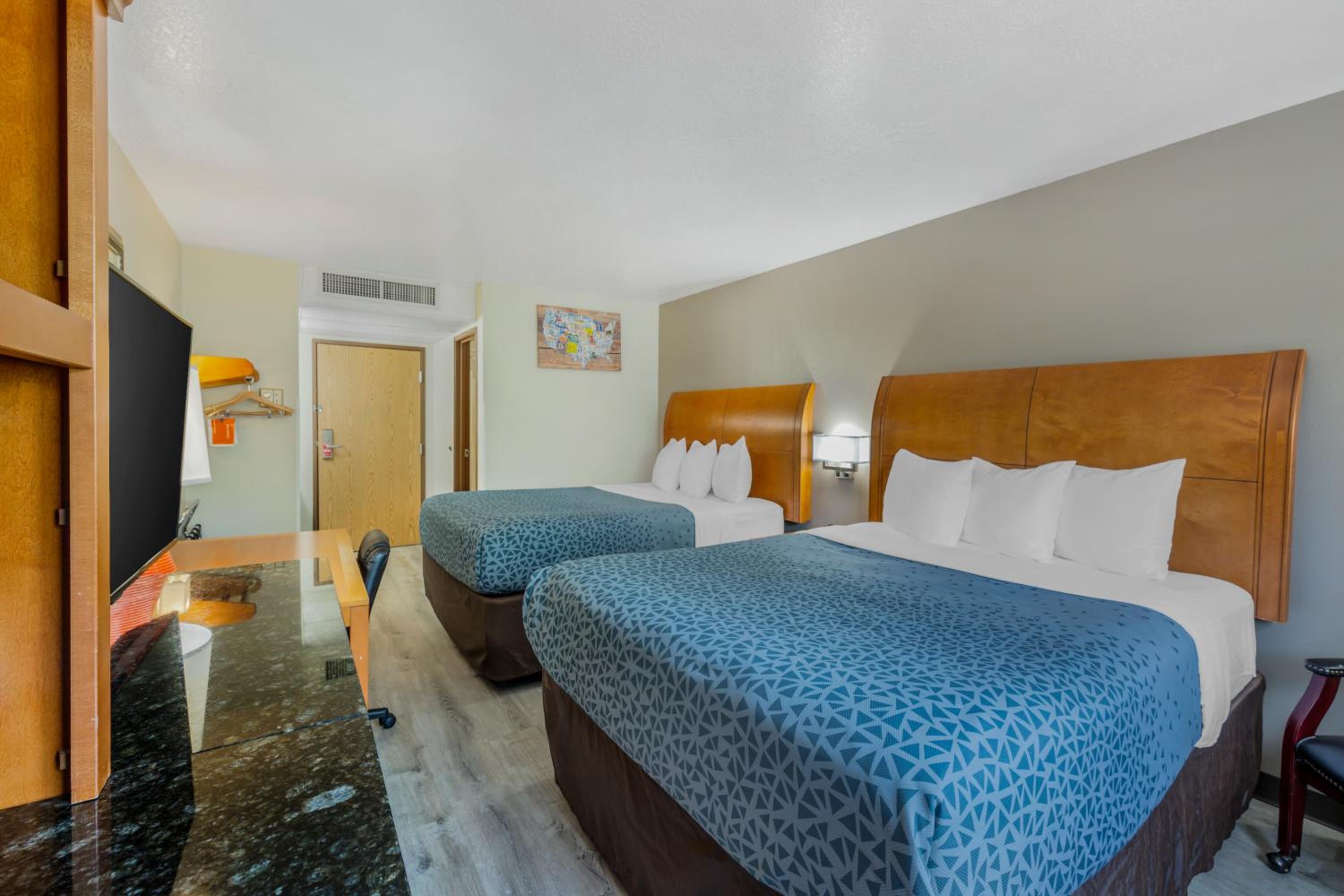 Queen Room With Two Queen Beds - Non-Smoking - Photo 10