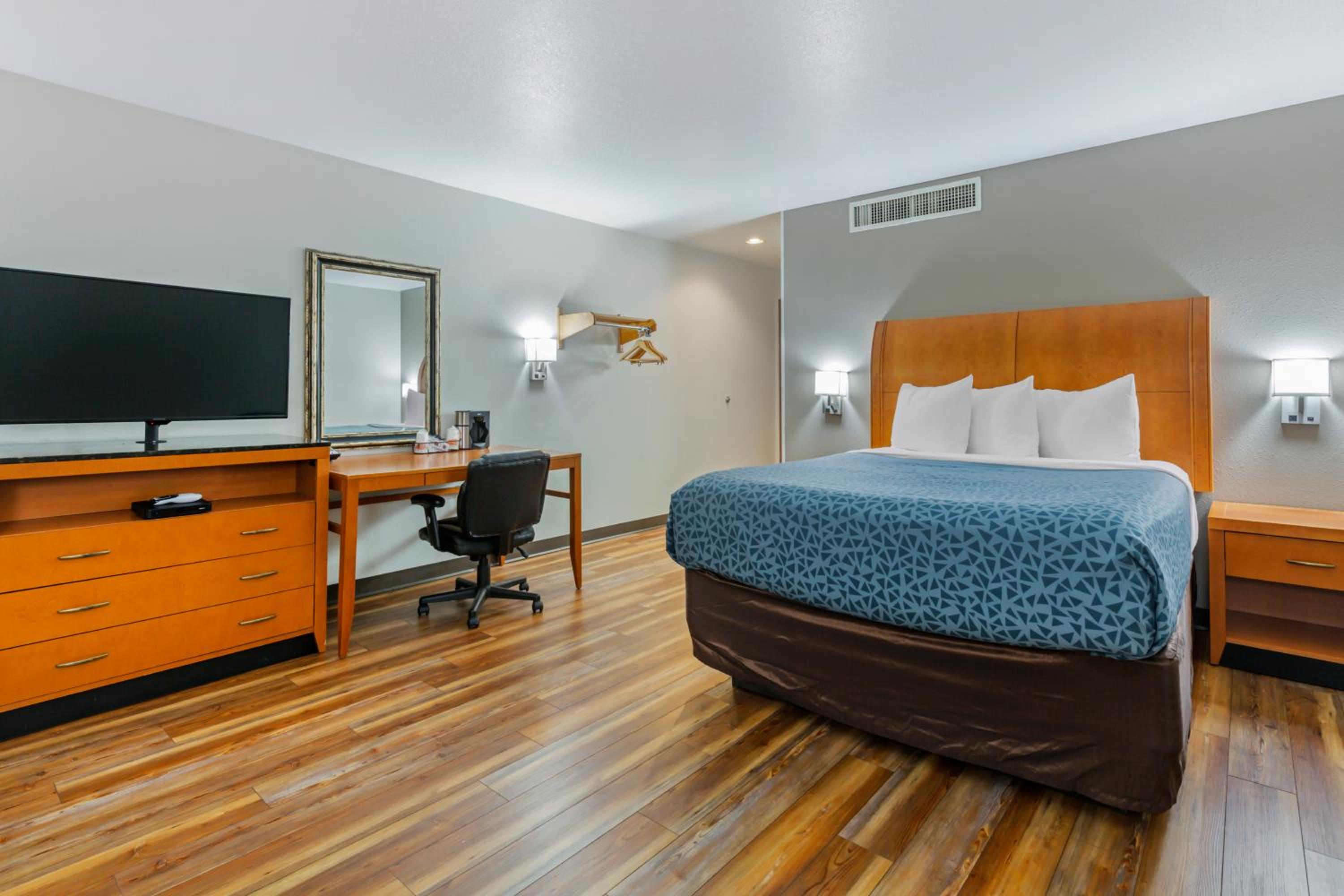 Queen Room With Sofa Bed - Non-Smoking photo 1