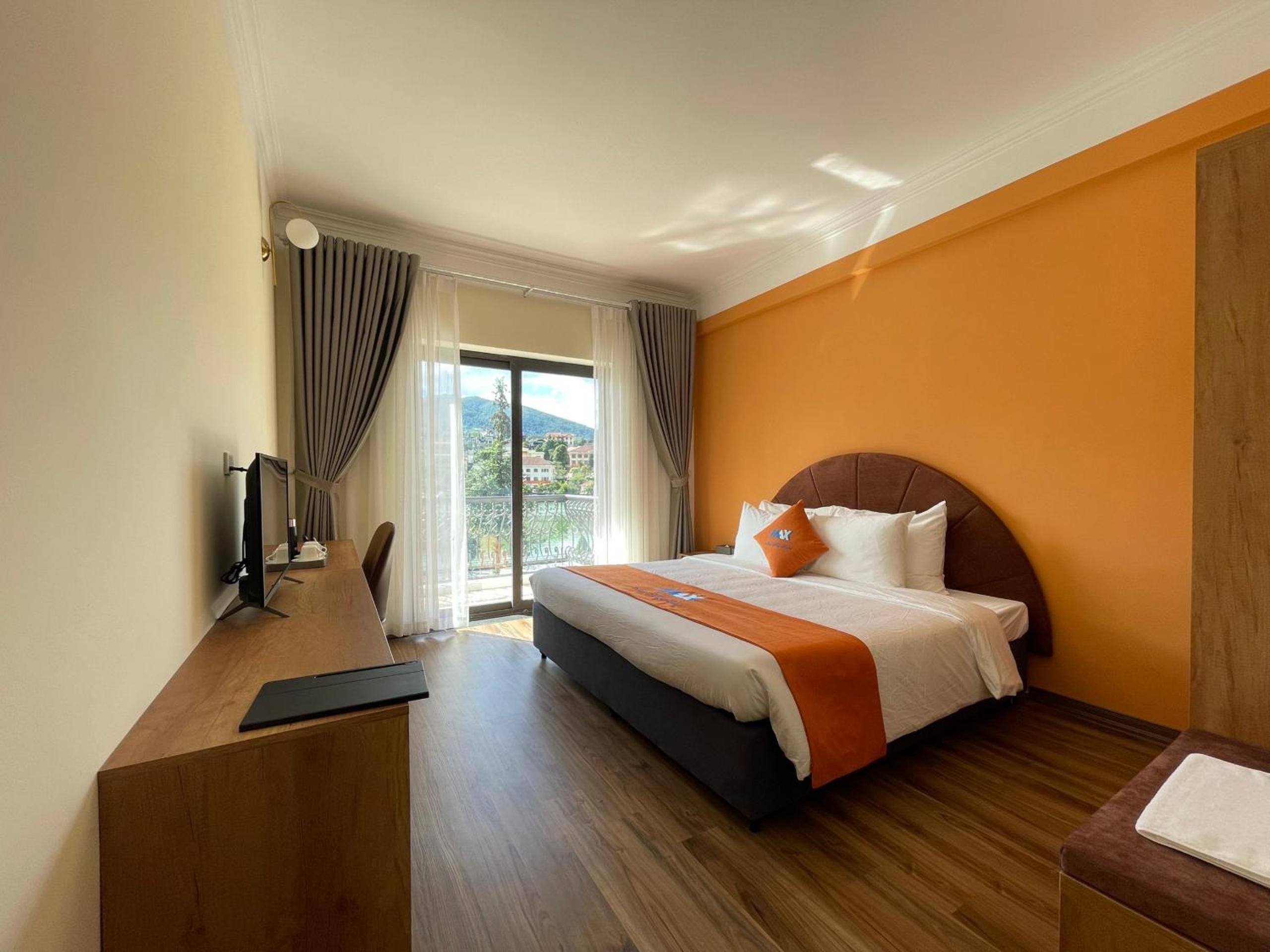 Double Room with Lake View - Photo 2