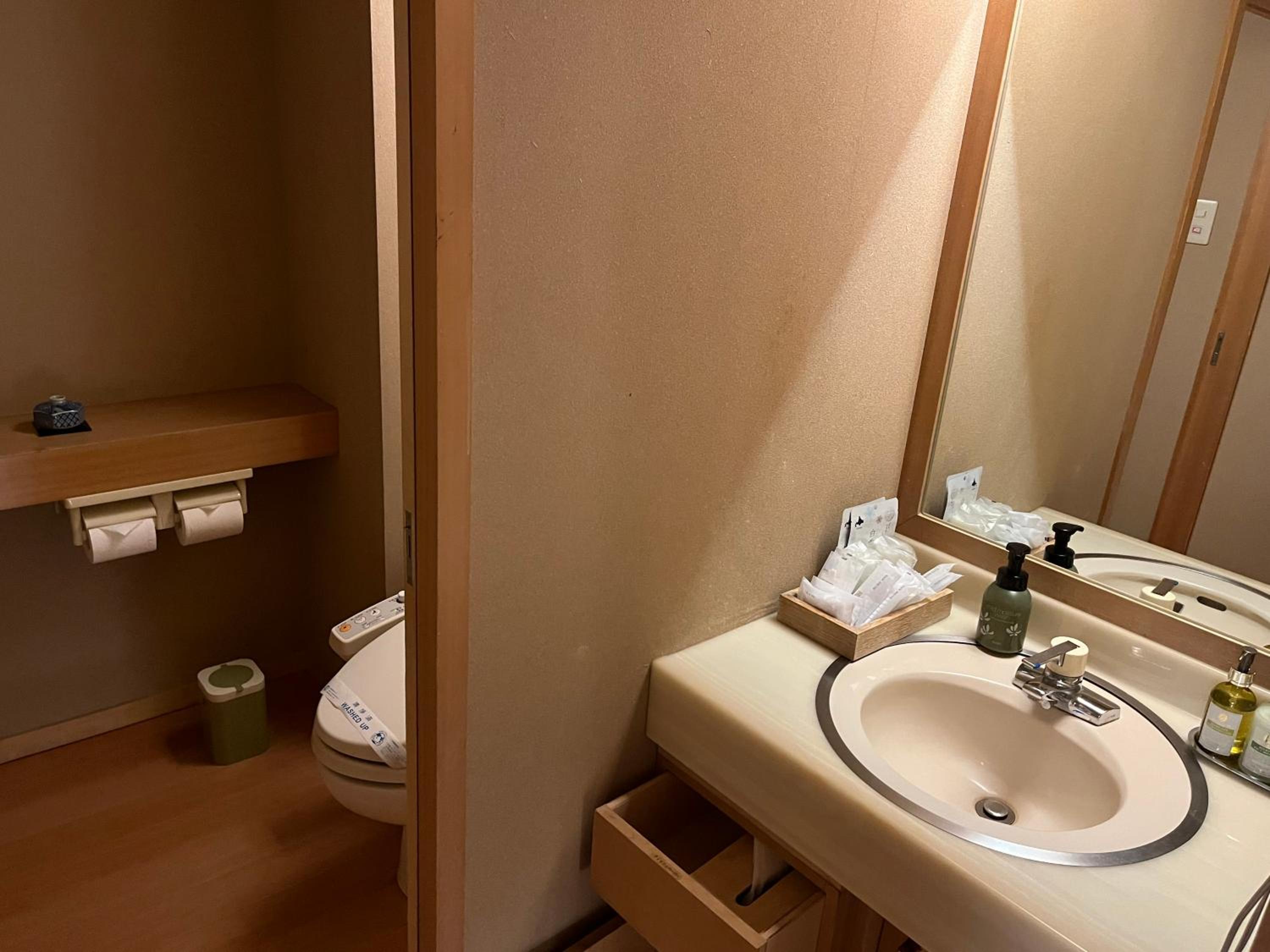 Japanese-Style Room with Shared Bathroom - Photo 6