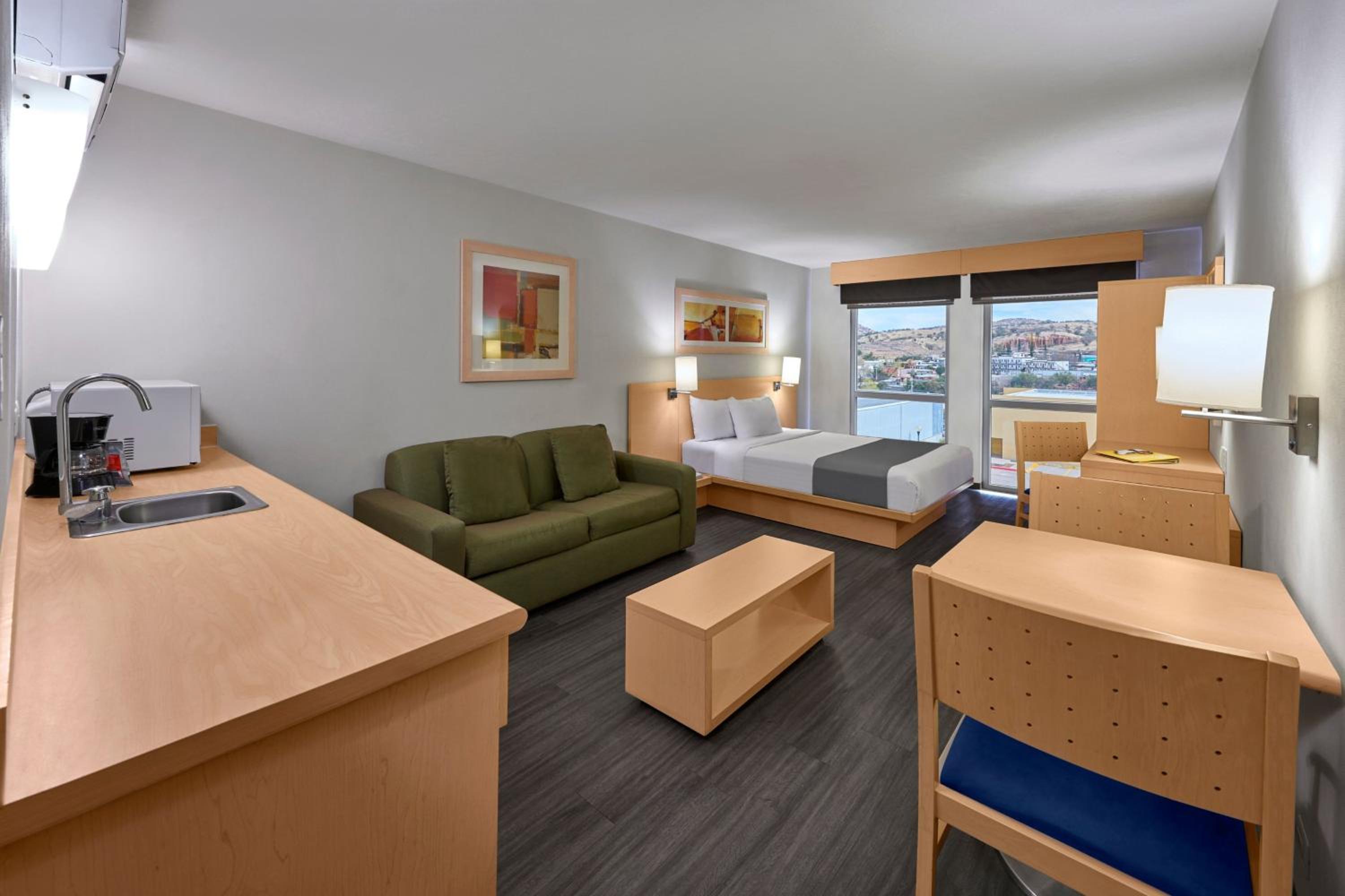 Queen Suite with Sofa Bed - Photo 4