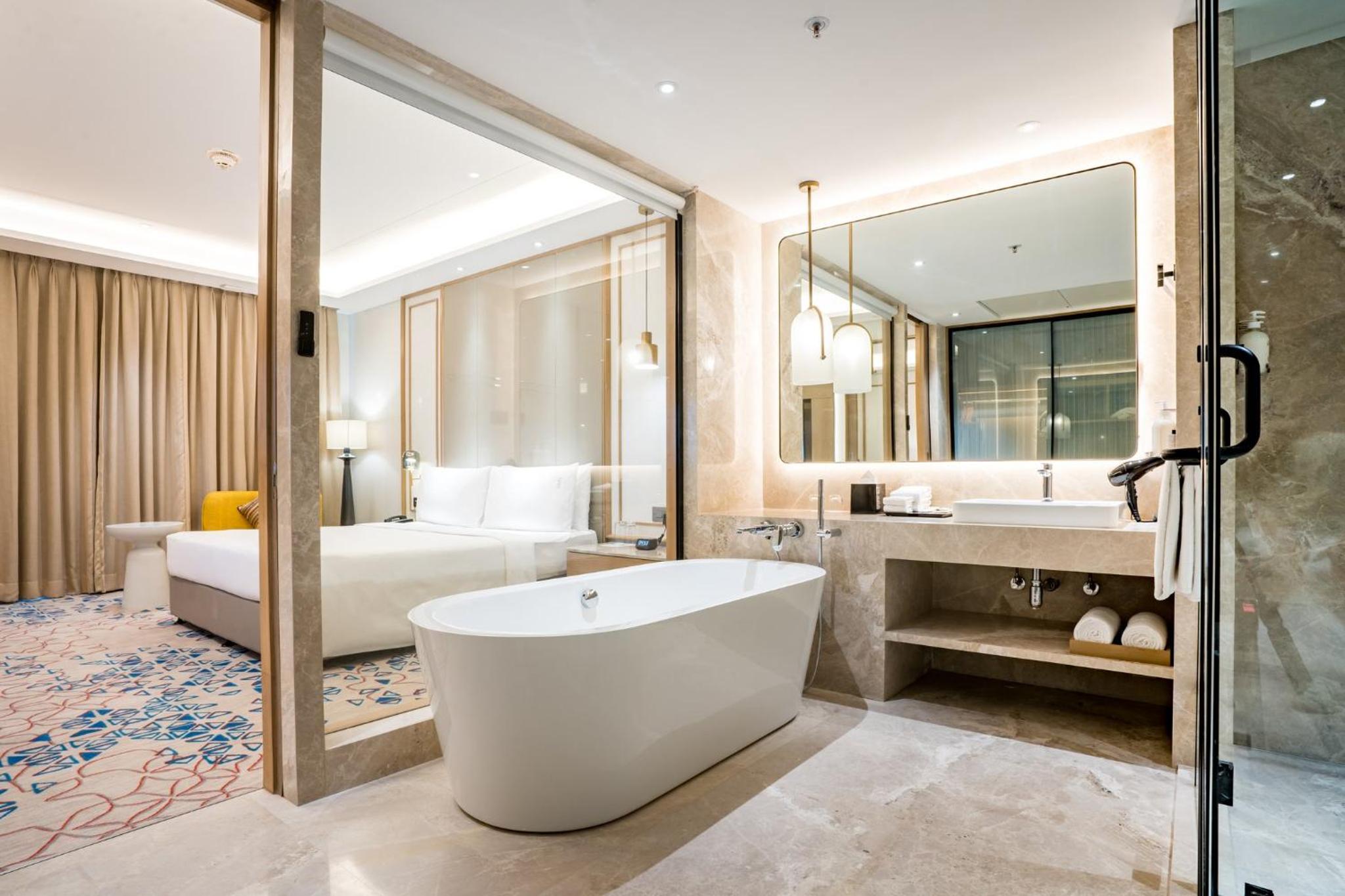 One-Bedroom Suite with Balcony - Photo 6